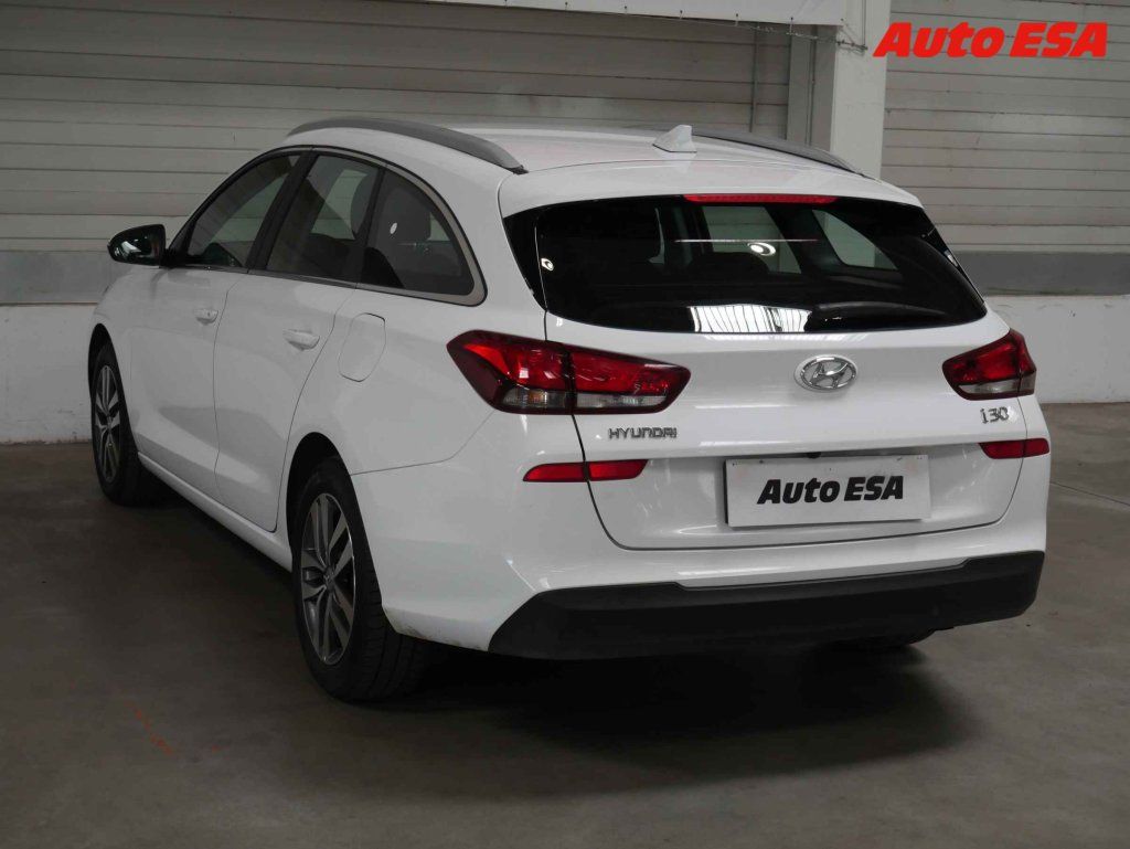 Hyundai i30, 1.6 CRDi,Style,navi,kamera - fotka 4