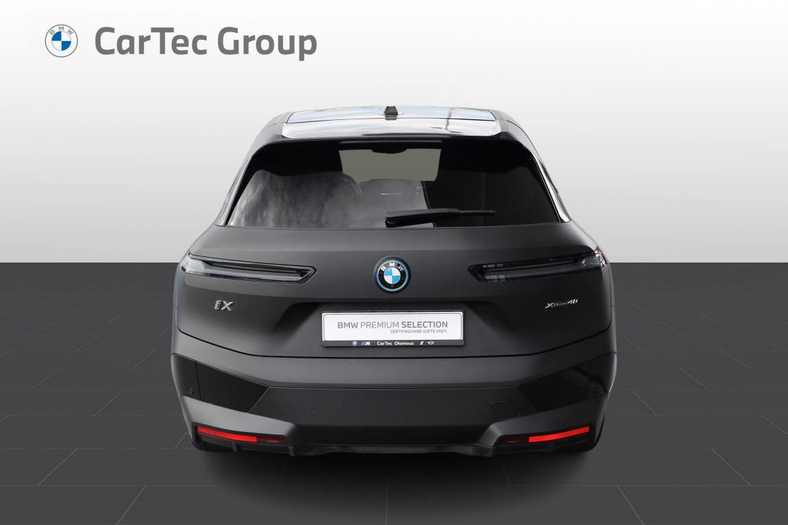 BMW iX, xDrive40 - fotka 4