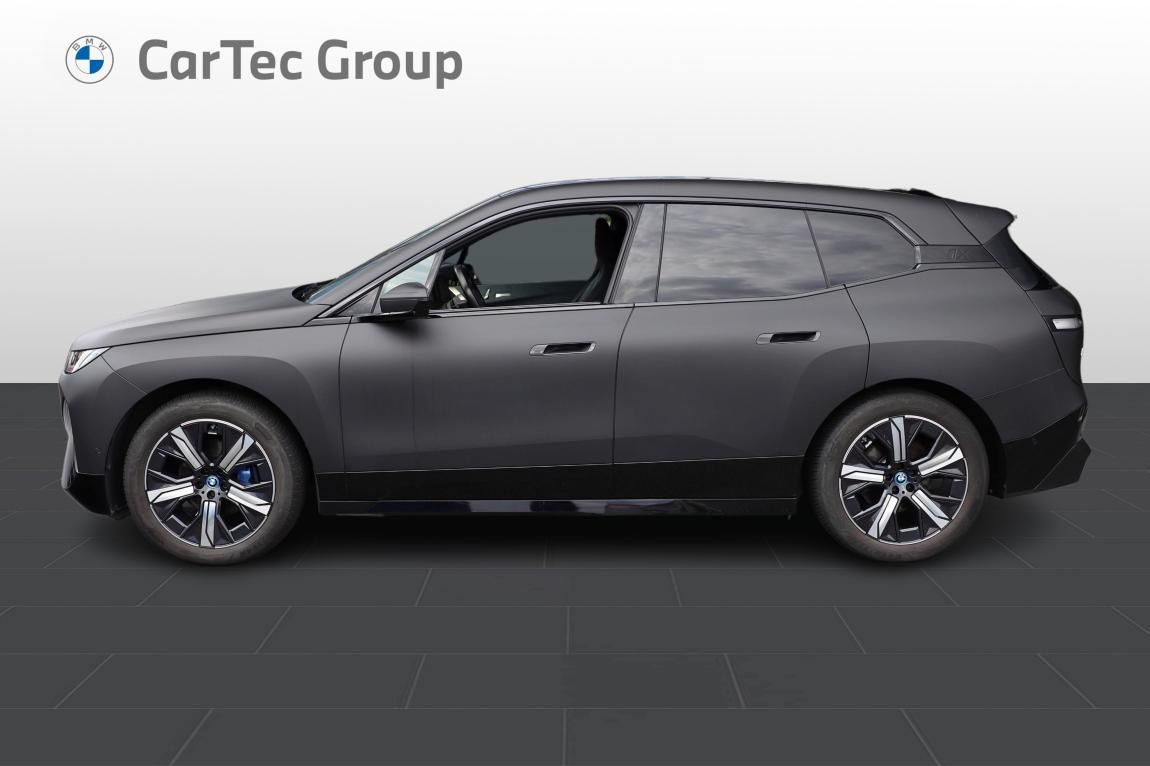 BMW iX, xDrive40 - fotka 2