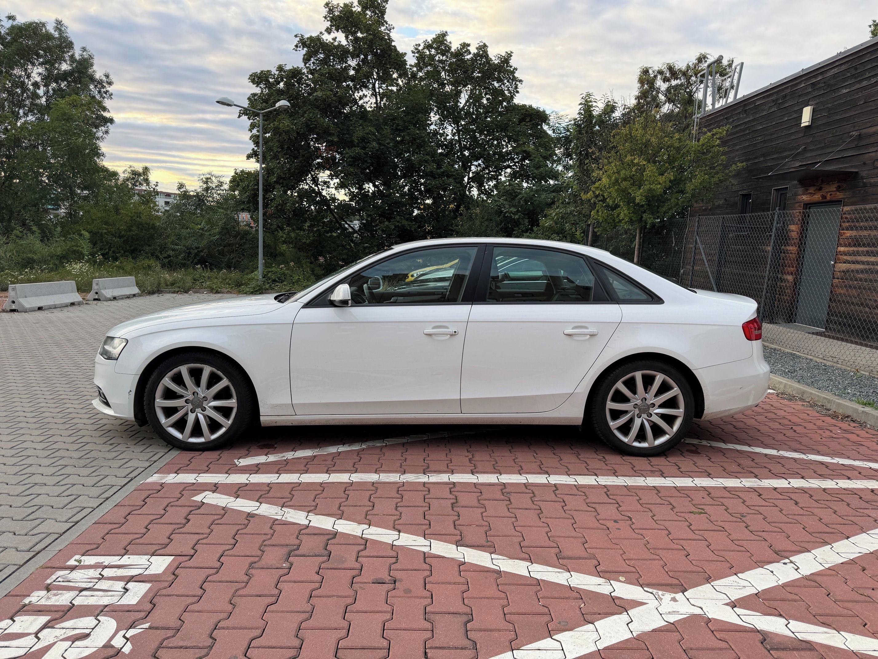 Audi A4, 1.8 TFSI Kola 18" Úplný servis - fotka 6