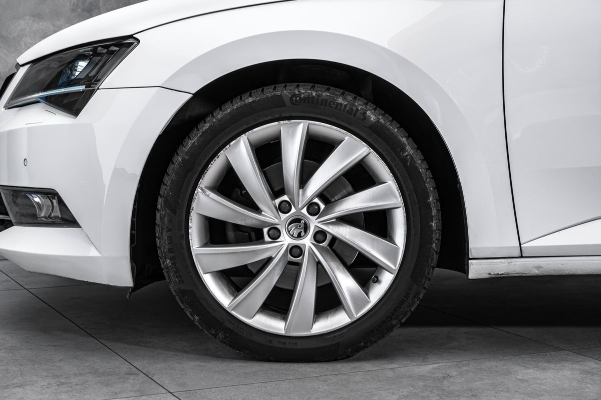 Škoda Superb, Combi 2,0TDI 4x4 DSG Style Can - fotka 2