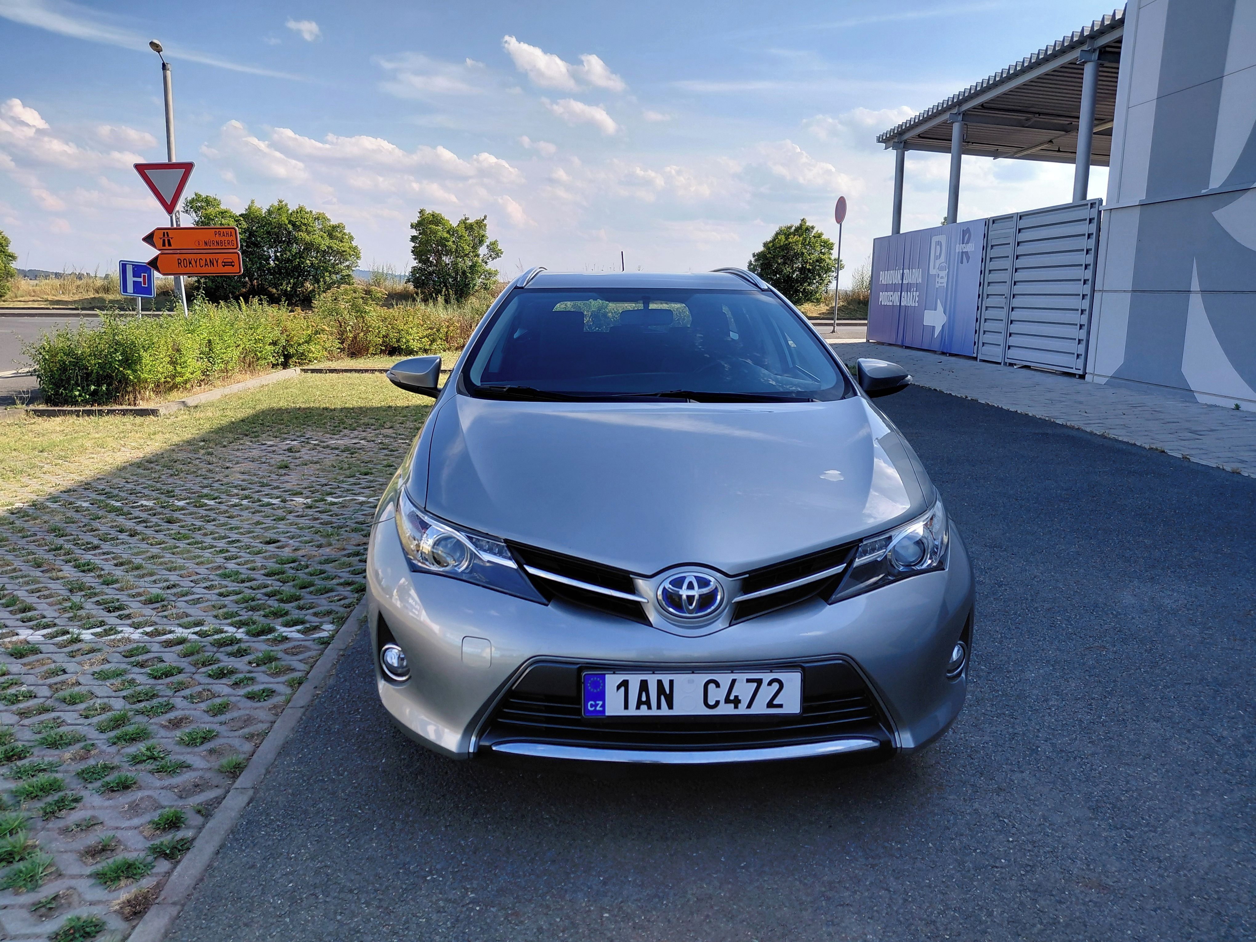 Toyota Auris, 1.8 73KW HYBRID,SERVISOVANÉ - fotka 2