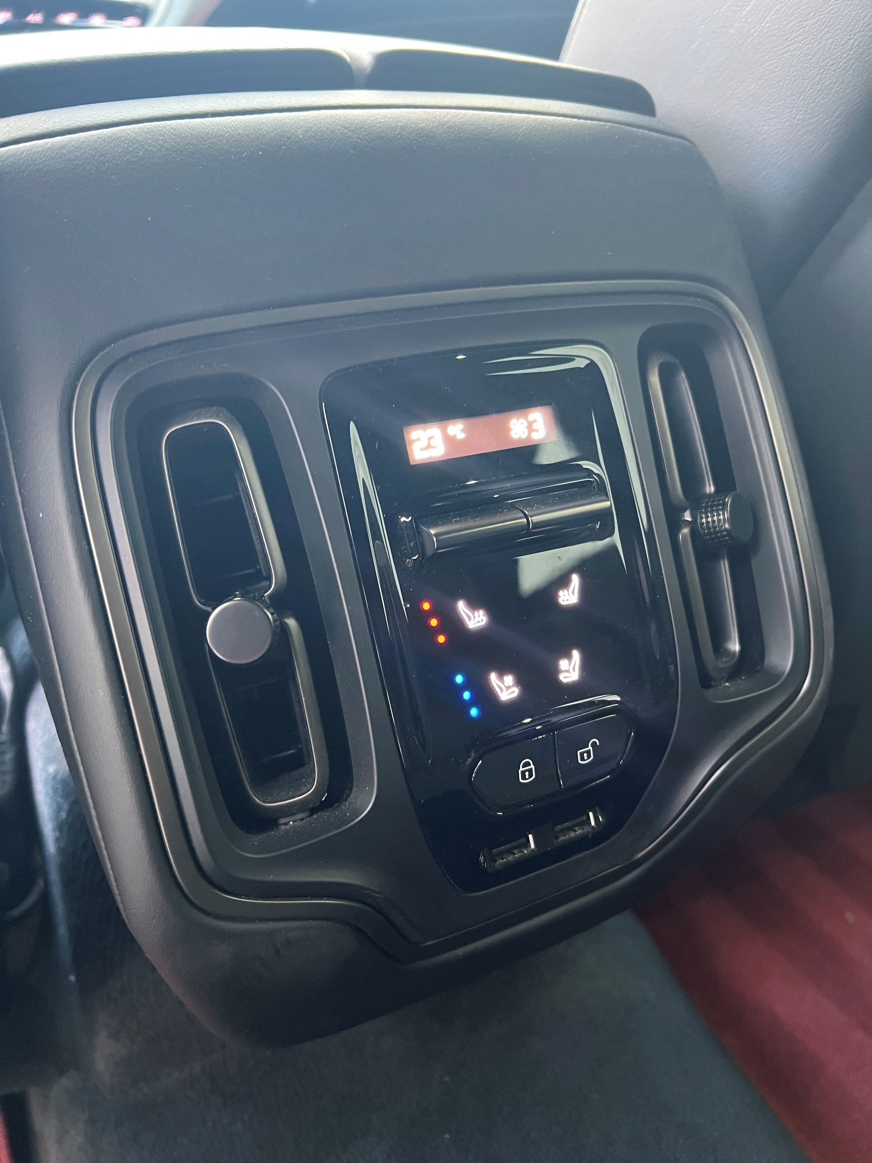Aston Martin DBX, Aston Martin DBX 4.0 V8 AWD - fotka 5