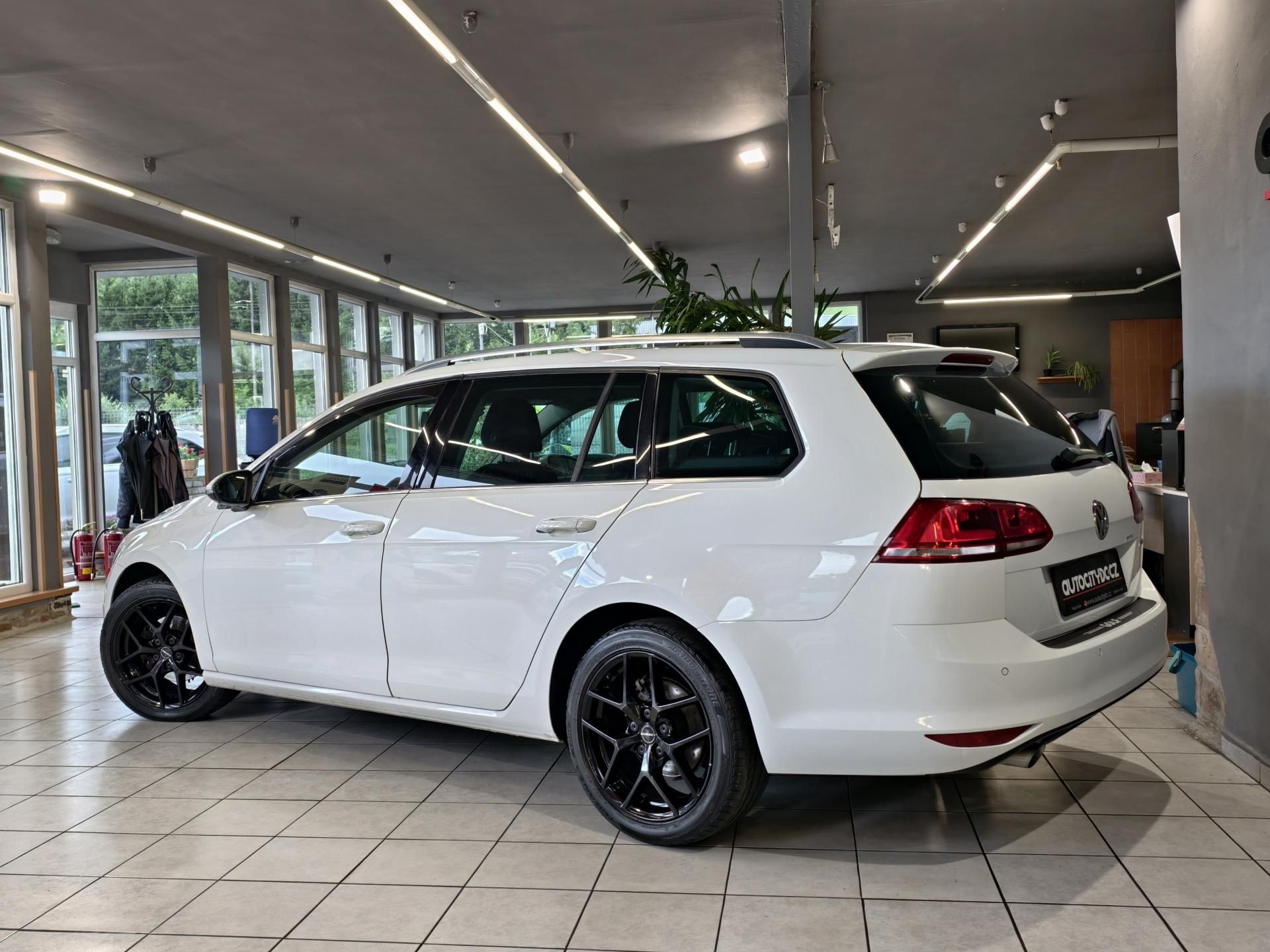 Volkswagen Golf, VARIANT 1.6 TDi HIGHLINE, ČR - fotka 5