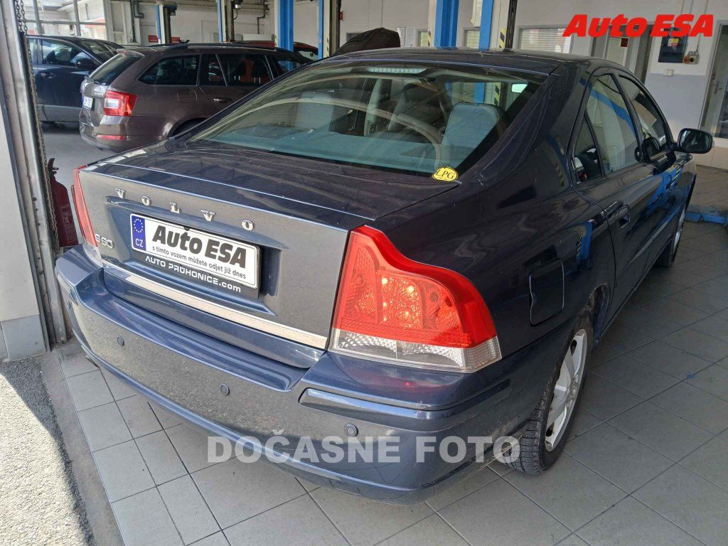 Volvo S60, 2.4i,ČR - fotka 2
