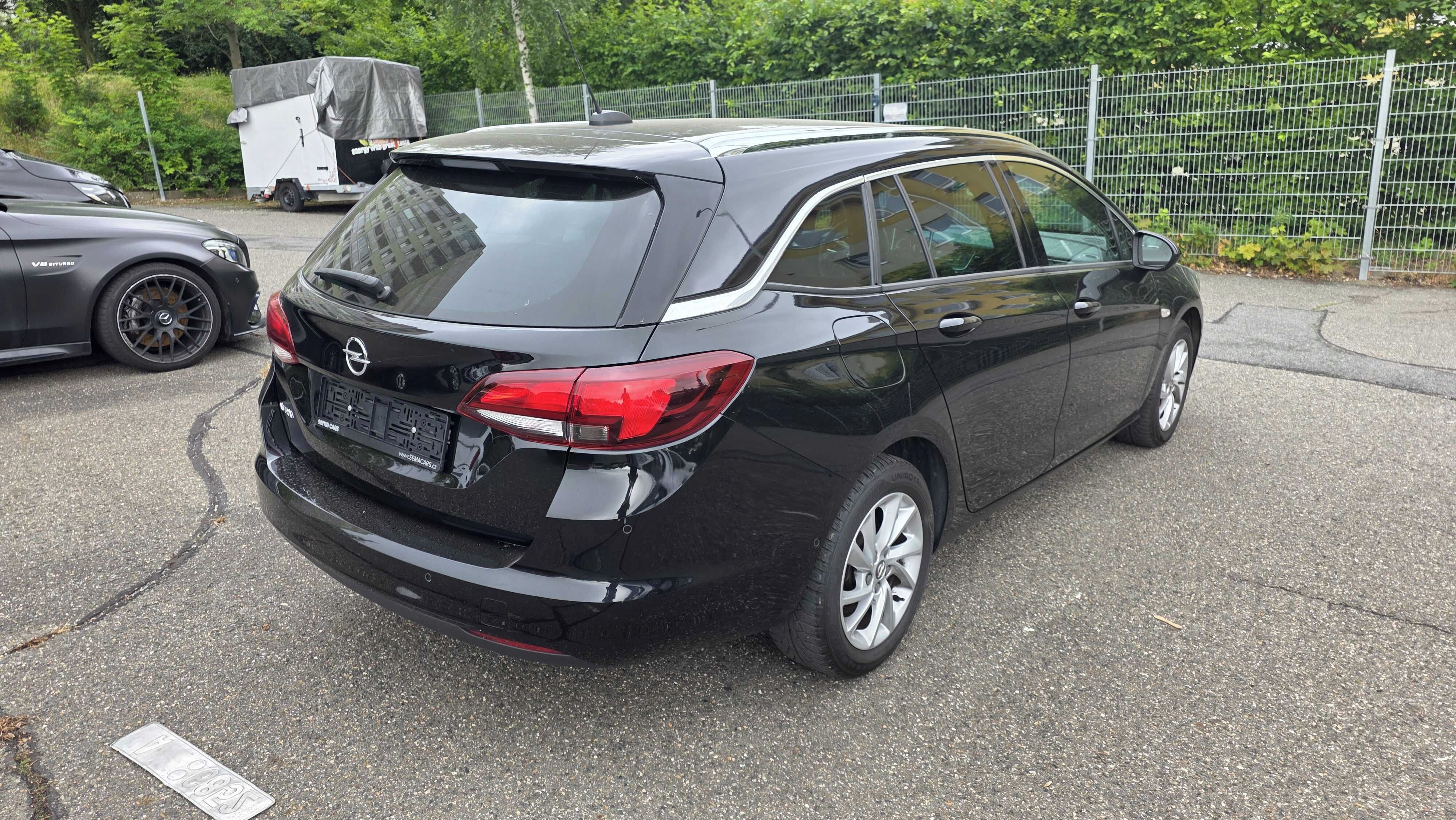 Opel Astra, Sport Tourer 1.2i Turbo 81 kW - fotka 5