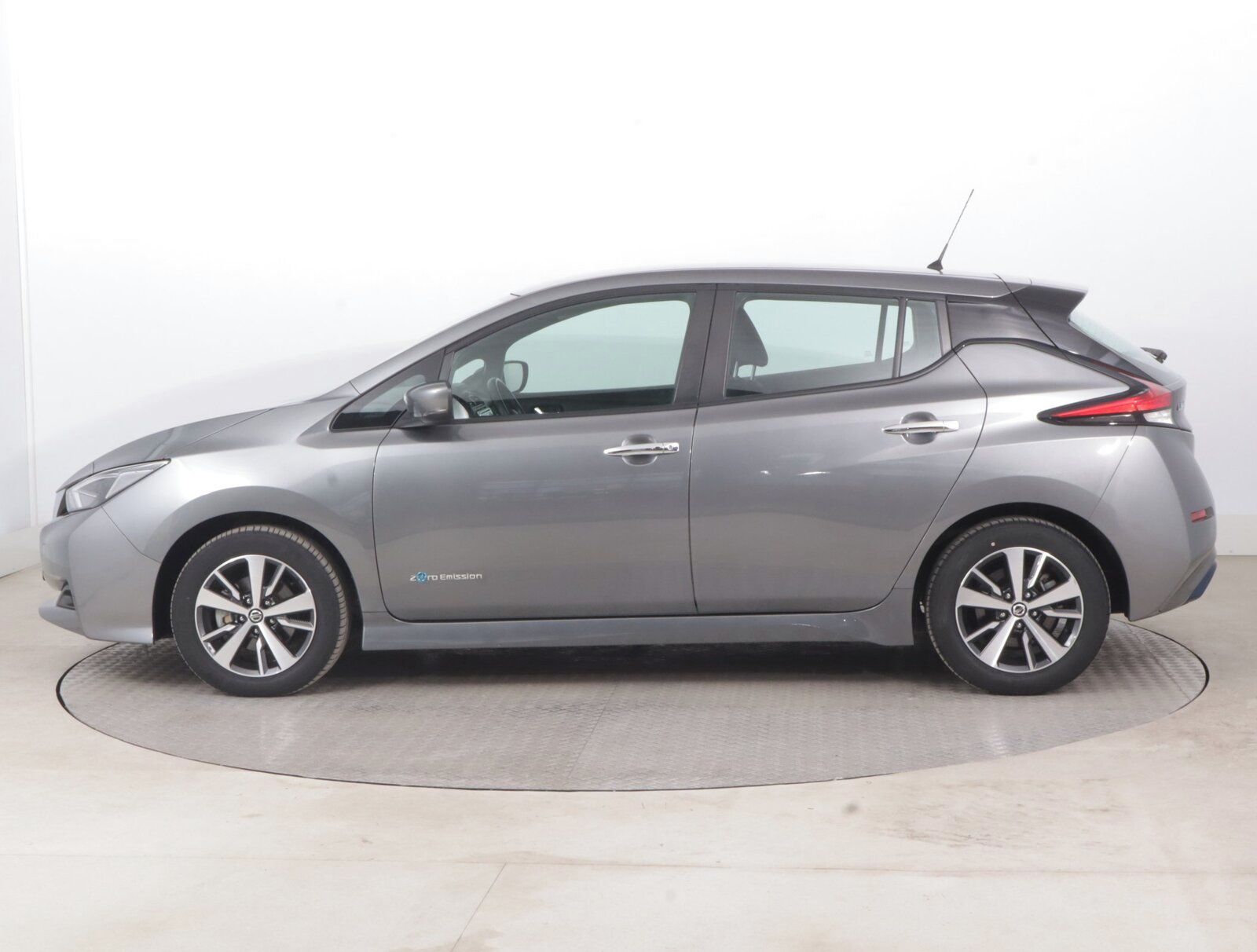 Nissan LEAF, 40 kWh, SoH 93%, Automat - fotka 3