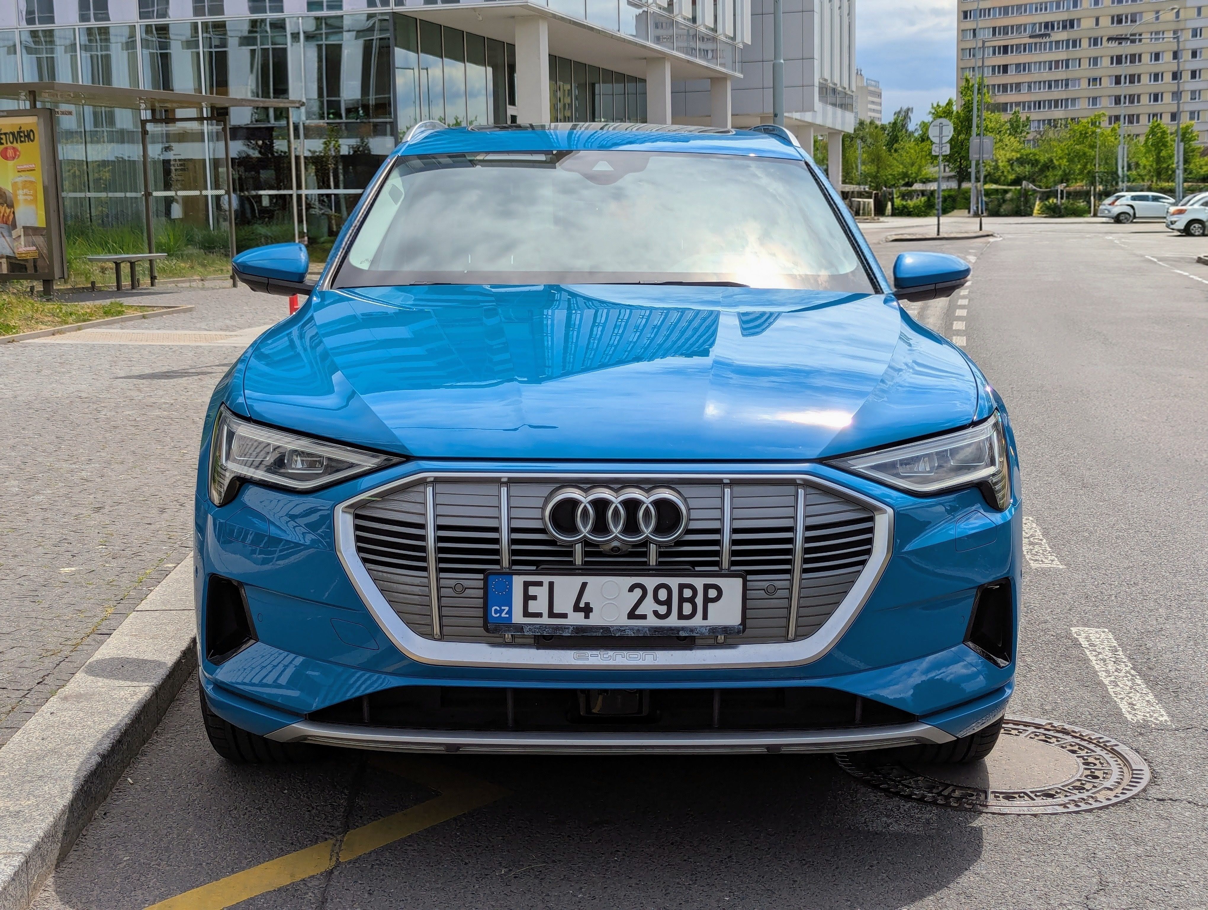 Audi e-tron, 55 300kW B&O PANO TAŽNÉ 360° - fotka 2