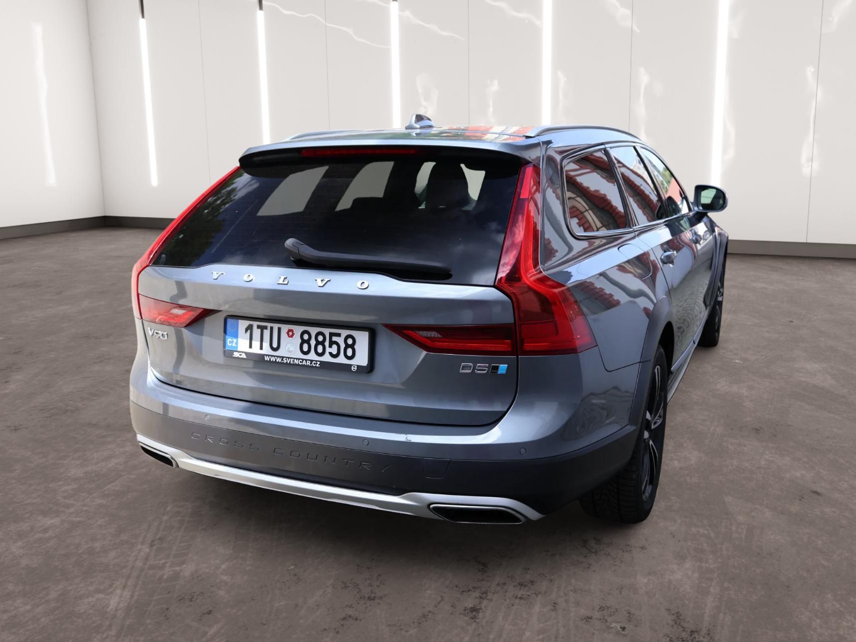Volvo V90, D5 AWD Cross Country Pro - fotka 4