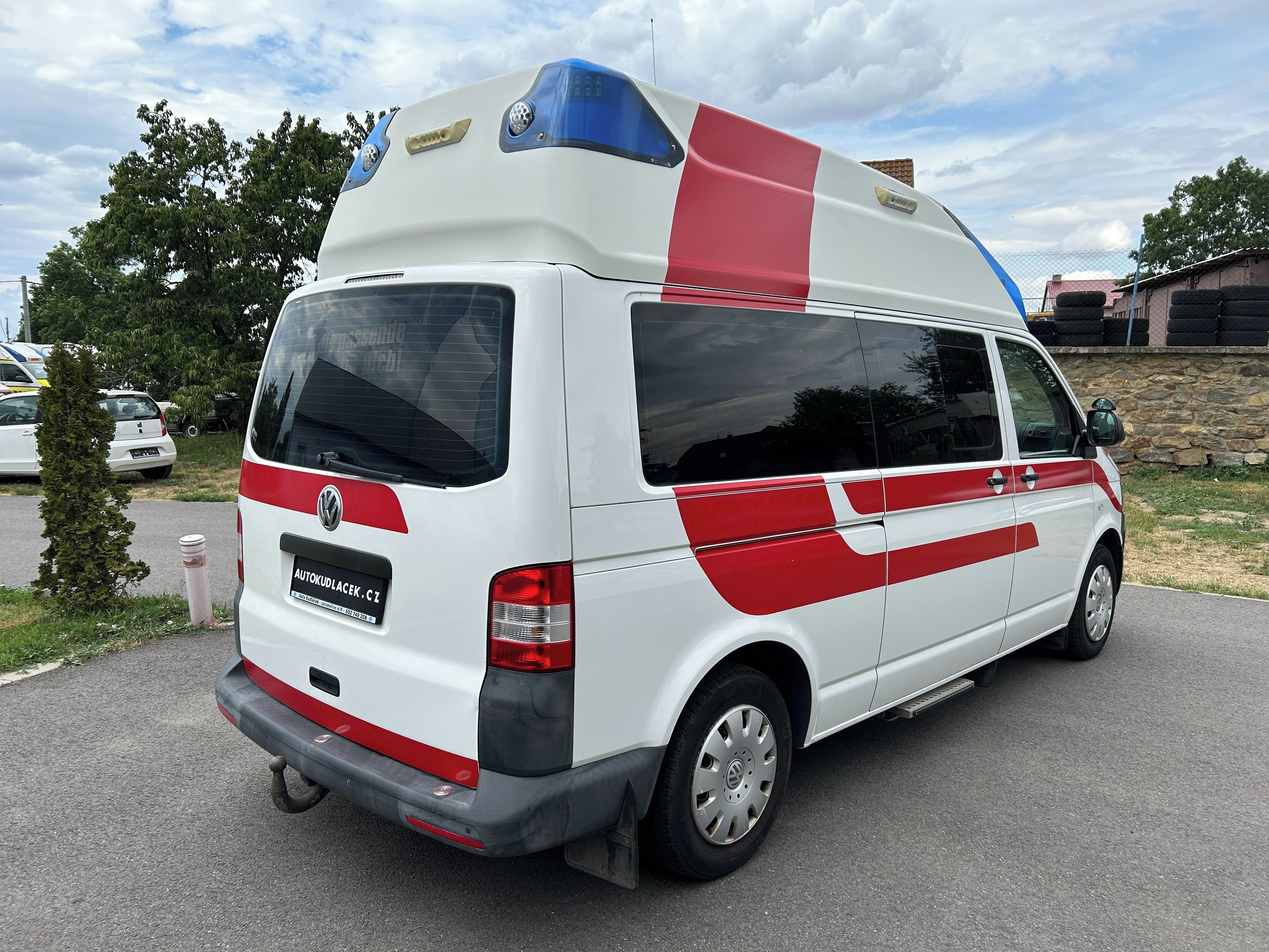 Volkswagen Transporter, T5 - 2.0 TDI Sanitní vůz 4x4 - fotka 3