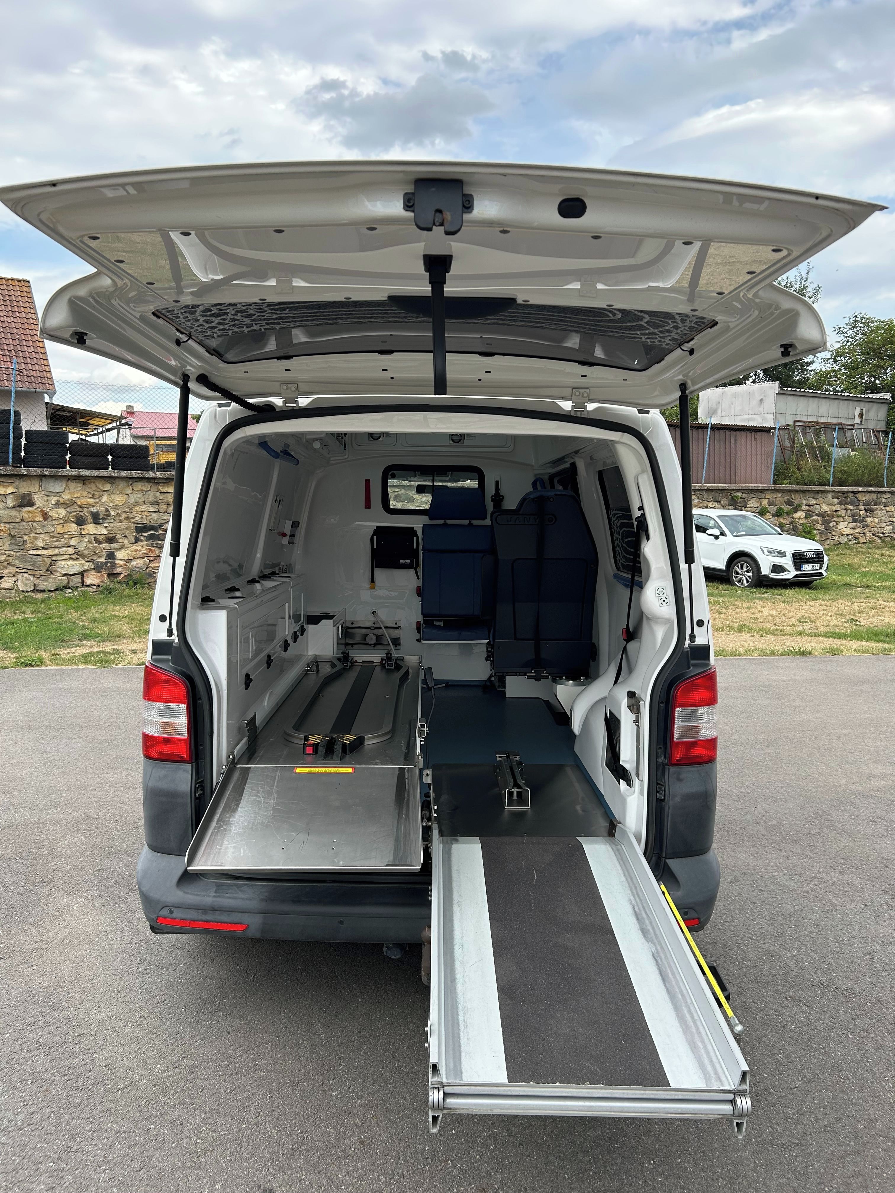 Volkswagen Transporter, T5 - 2.0 TDI Sanitní vůz 4x4 - fotka 5