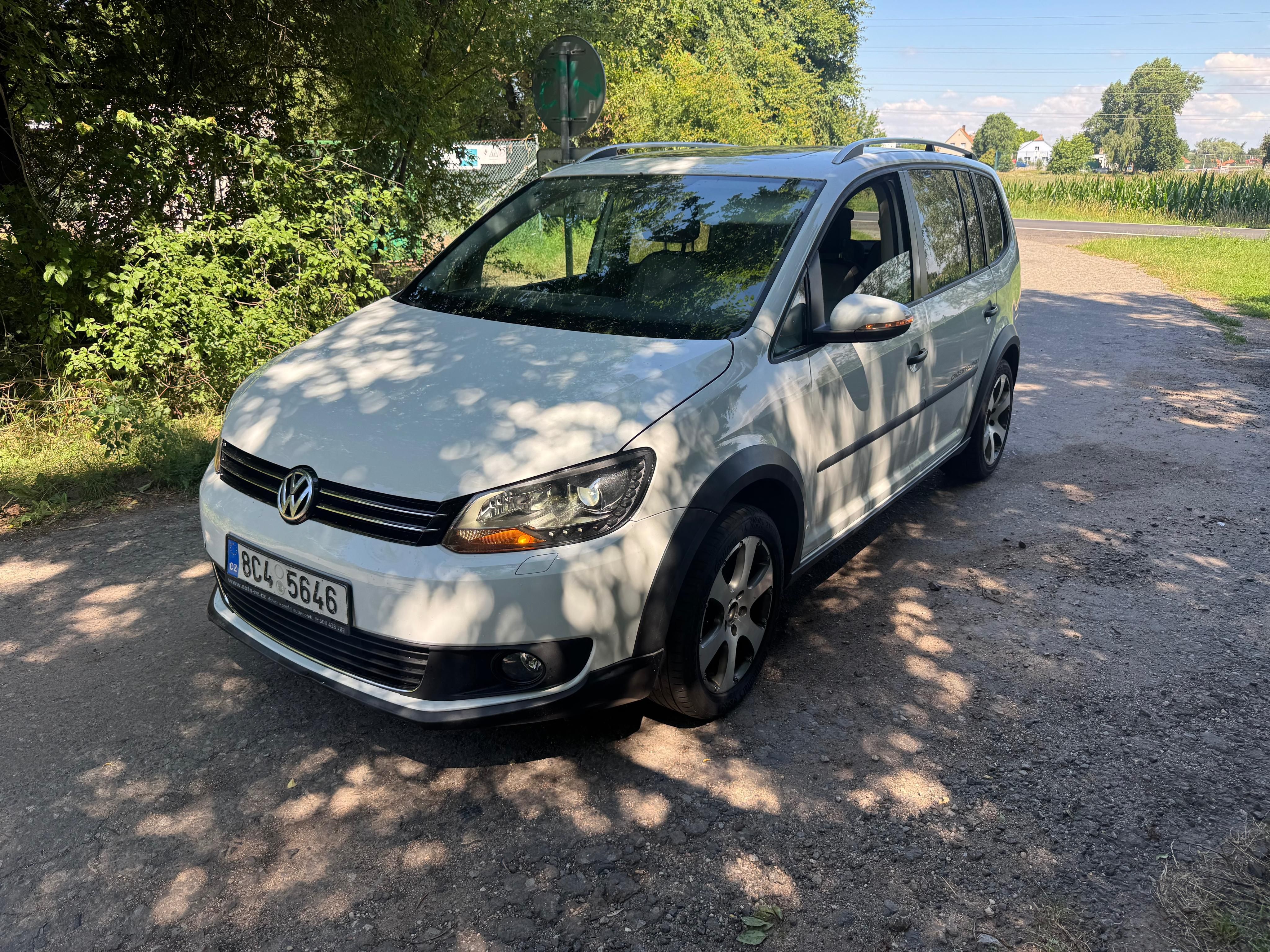 Volkswagen Touran, Volkswagen Touran Cross 2015 1