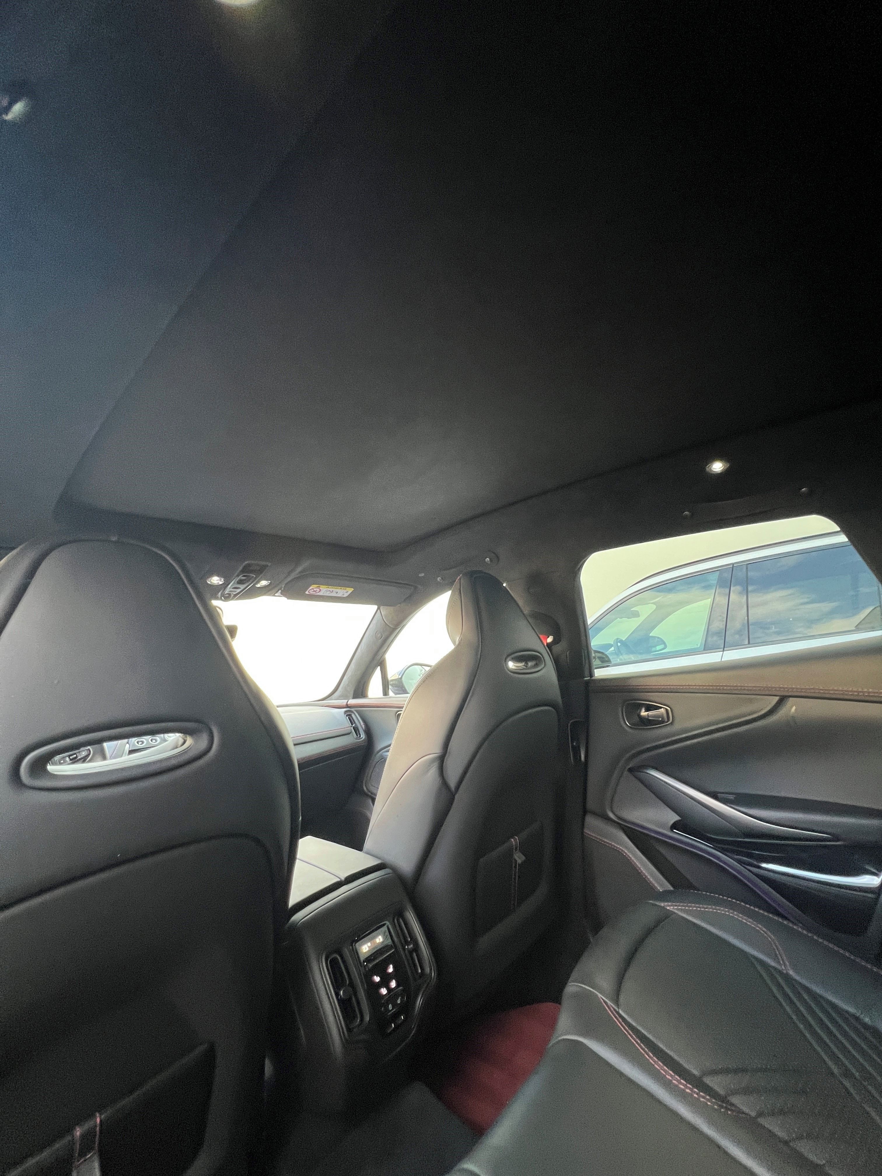 Aston Martin DBX, Aston Martin DBX 4.0 V8 AWD - fotka 4
