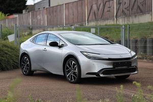 Toyota Prius, PHEV Prestige dodání září
