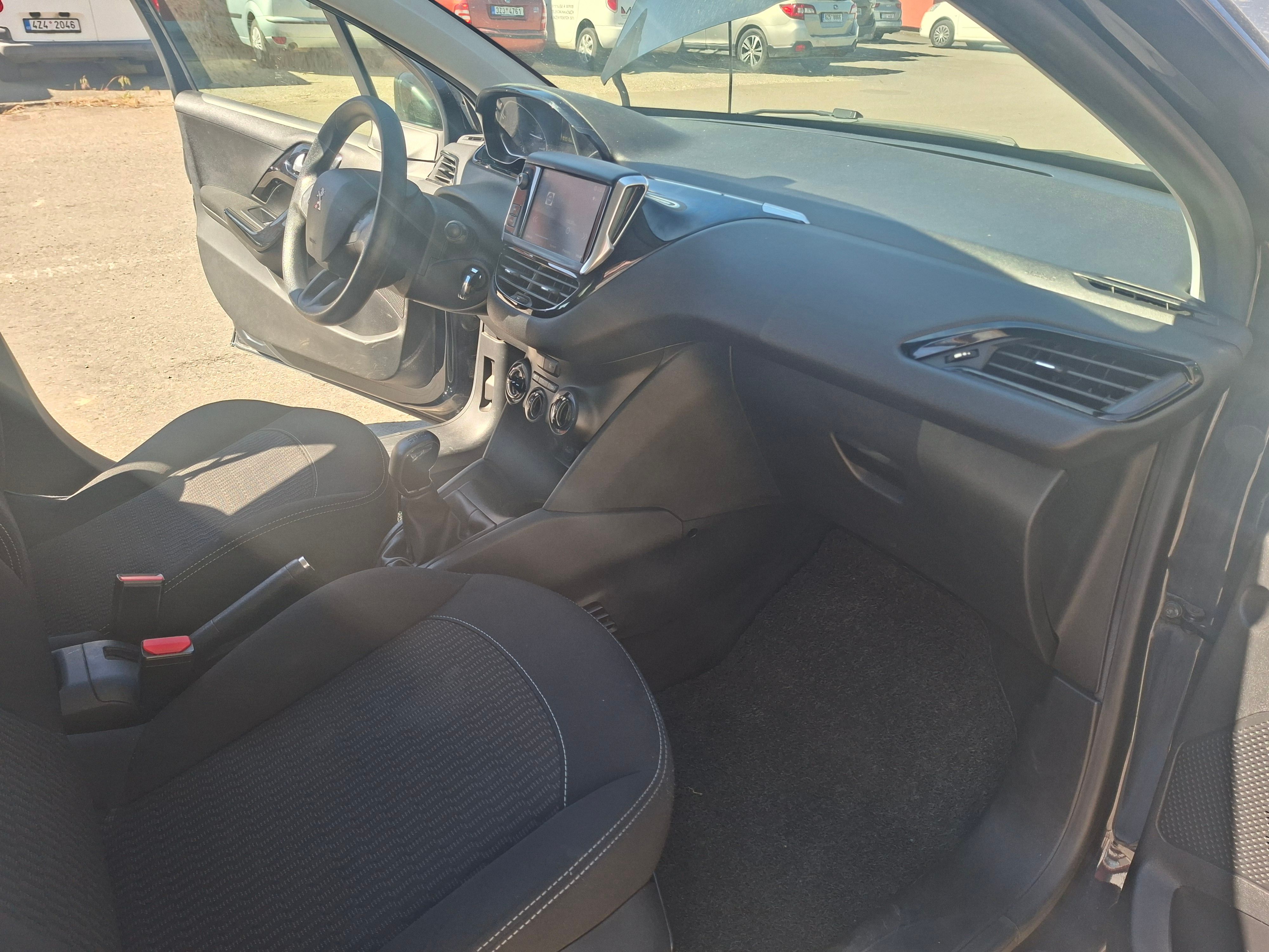 Peugeot 208, Peugeot 208 1,2 61kW 1.majitel - fotka 3