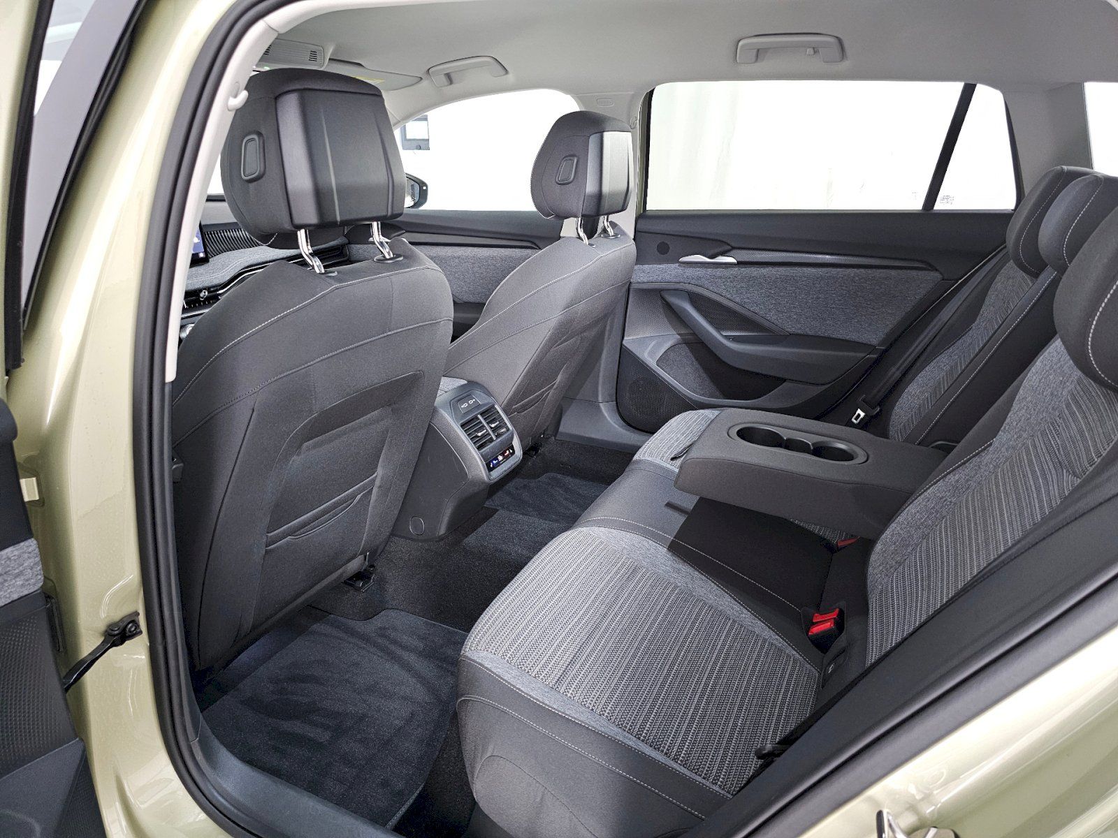 Škoda Superb, COMBI 1.5TSi SELECTION CITY TA - fotka 6