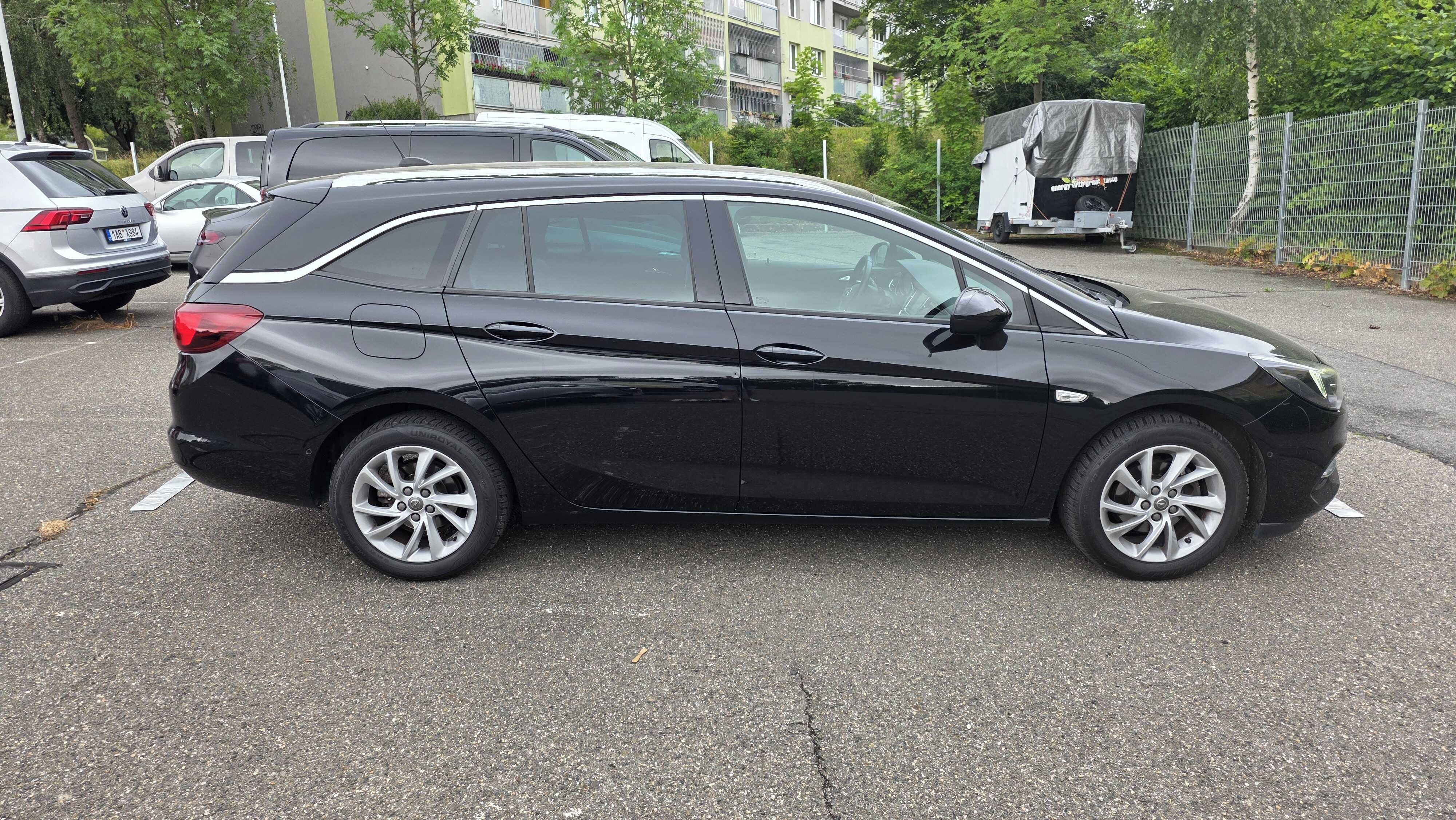 Opel Astra, Sport Tourer 1.2i Turbo 81 kW - fotka 4