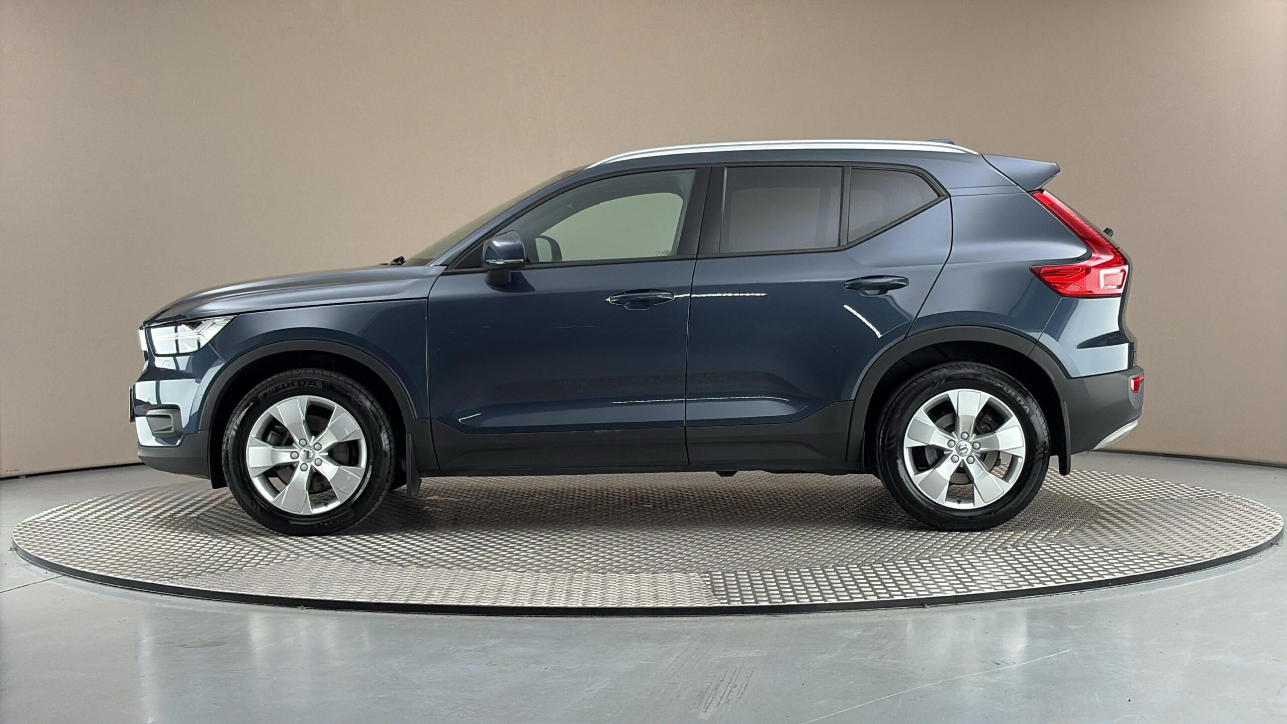 Volvo XC40, 2.0 B4 AUT AWD Momentum Pro - fotka 4