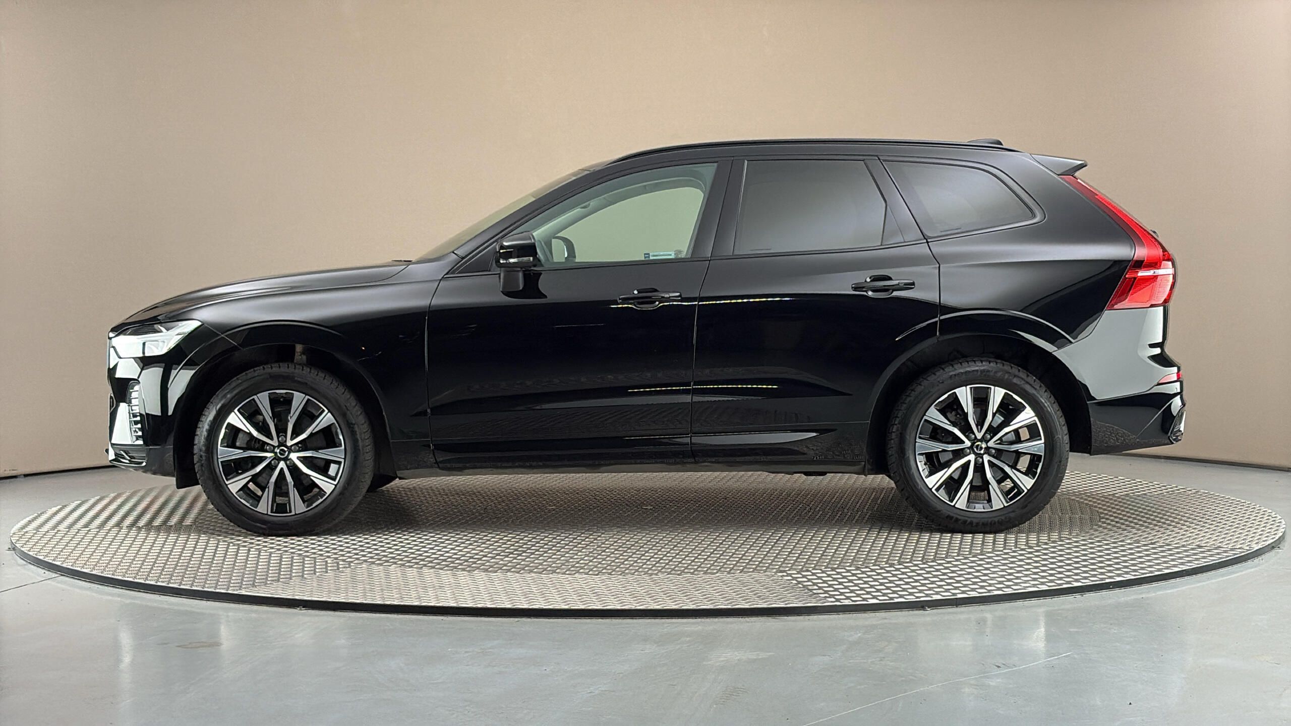 Volvo XC60, 2.0 B4 AUT AWD Plus Dark - fotka 4