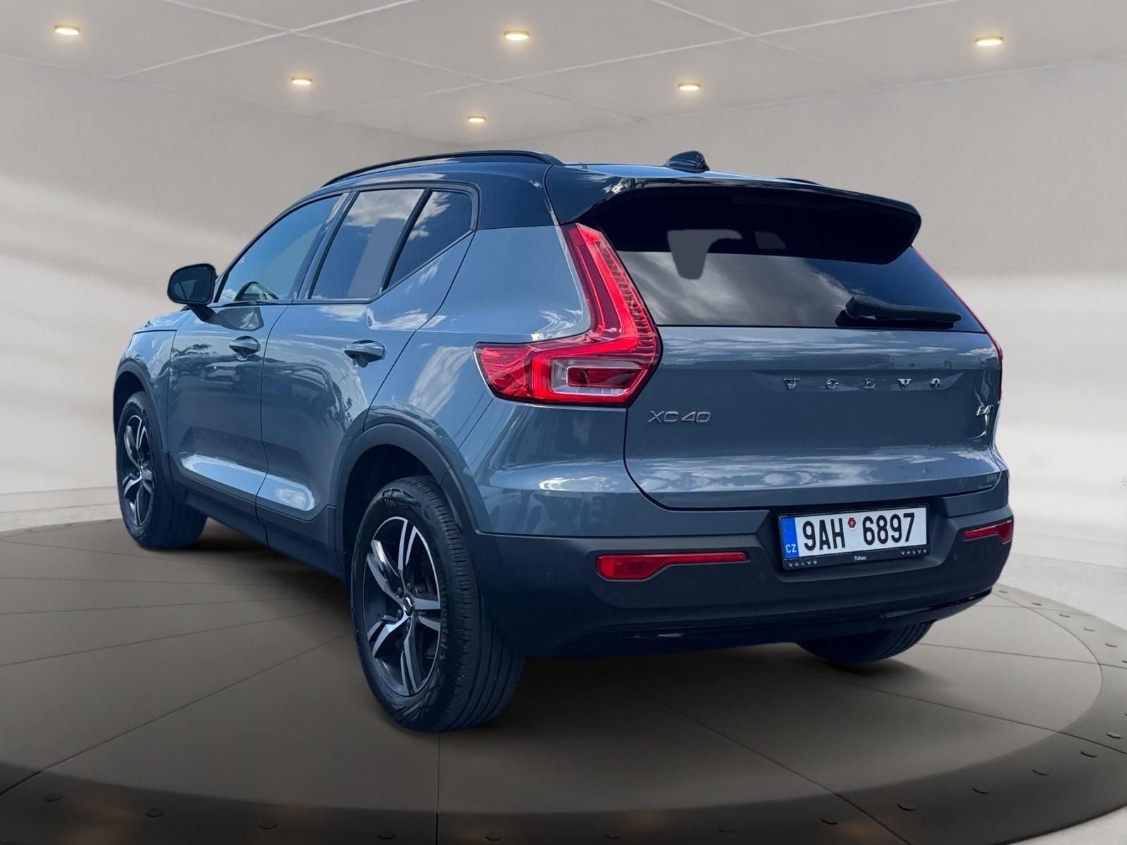 Volvo XC40, R-DESIGN B4 145kW AWD TAŽNÉ CZ - fotka 4