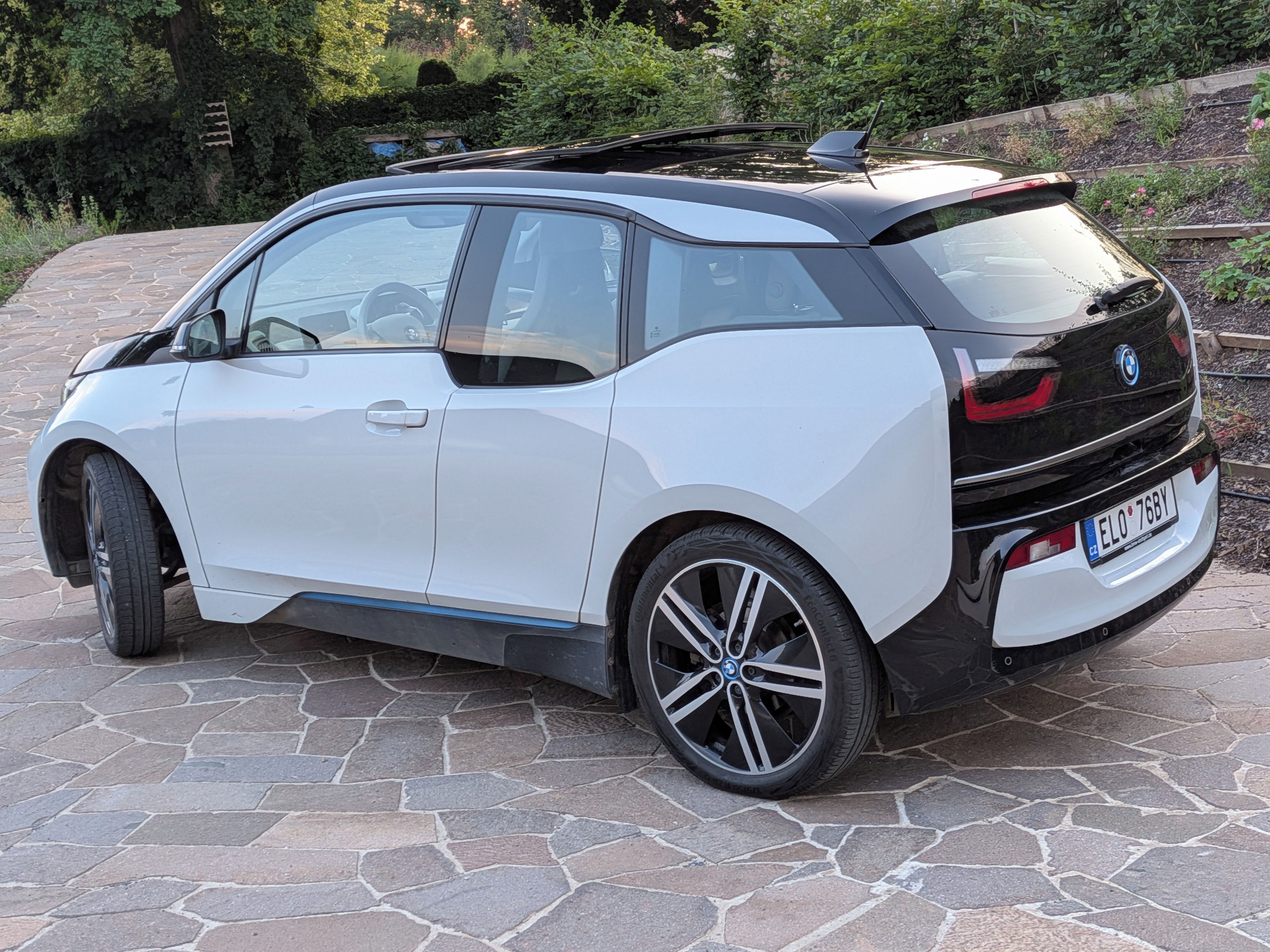 BMW i3, 120Ah,světlý inter.,střeš.okno - fotka 2