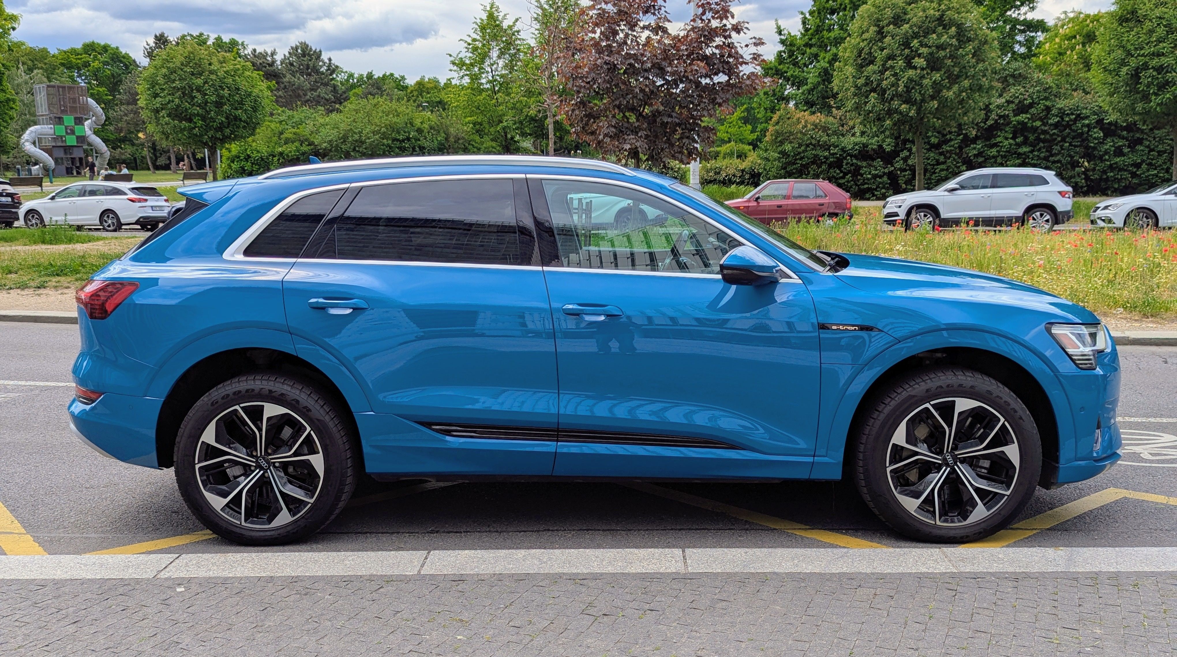 Audi e-tron, 55 300kW B&O PANO TAŽNÉ 360° - fotka 4