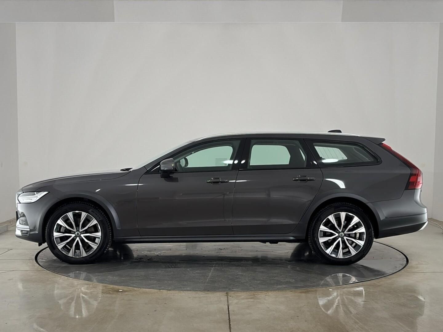 Volvo V90, 2.0 B4 / 145 kW Cross Country - fotka 3