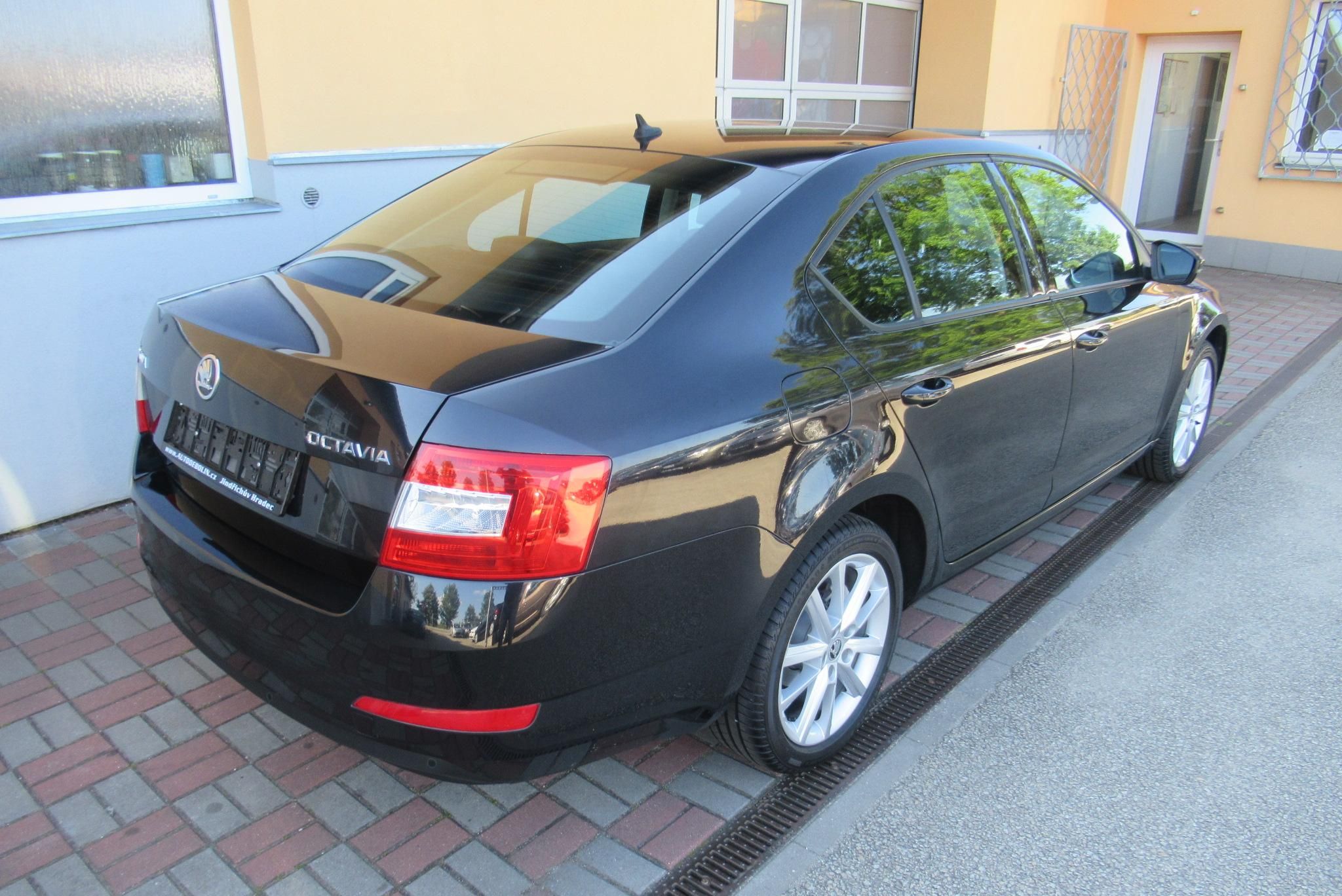 Škoda Octavia, 2.0 TDi DSG  AUT. KLIMA NAVI - fotka 2