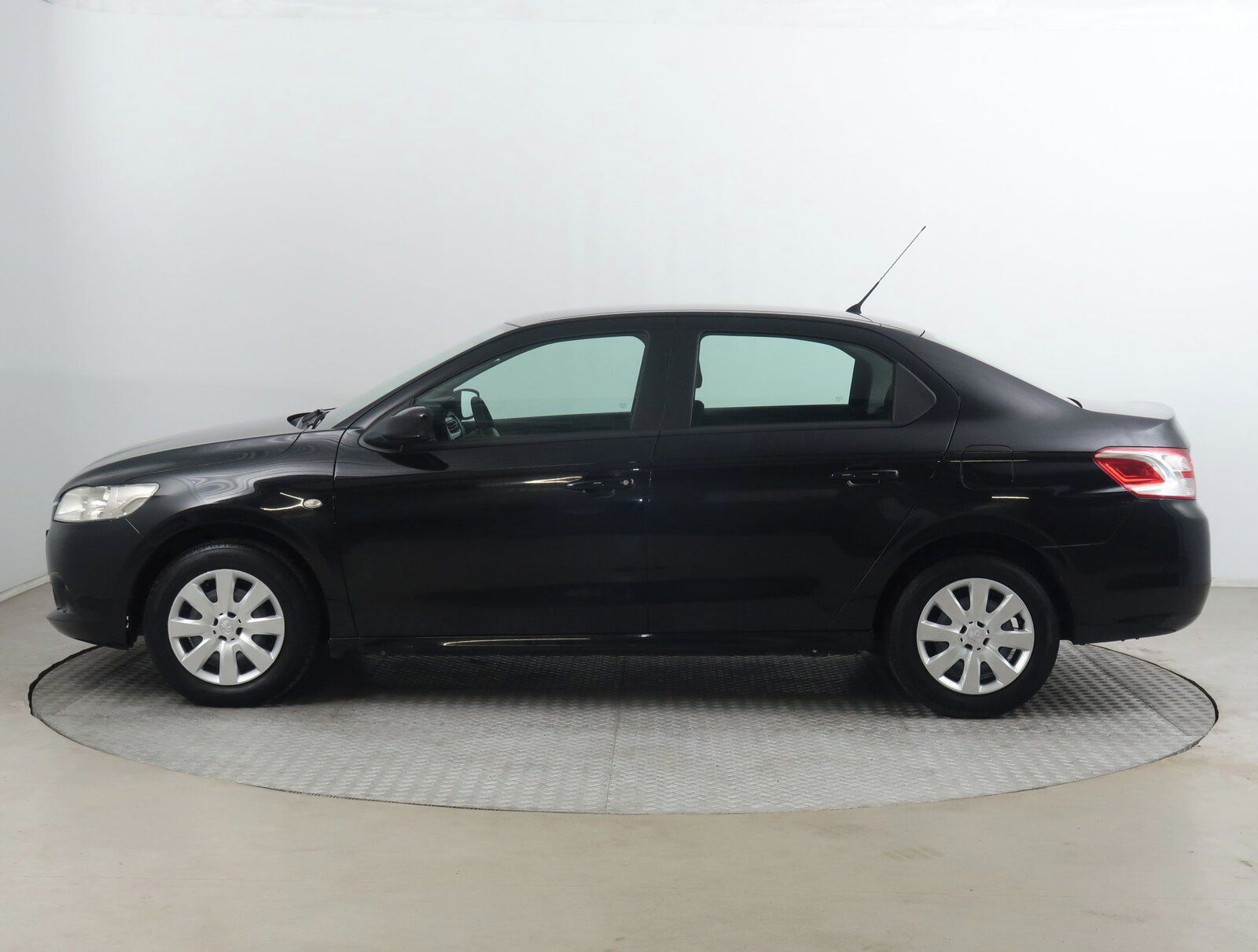 Peugeot 301, 1.2 VTi, ČR,1.maj - fotka 3
