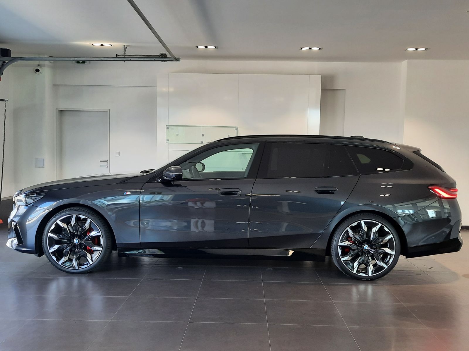 BMW Řada 5, 540d xDrive Touring M Sport - fotka 3