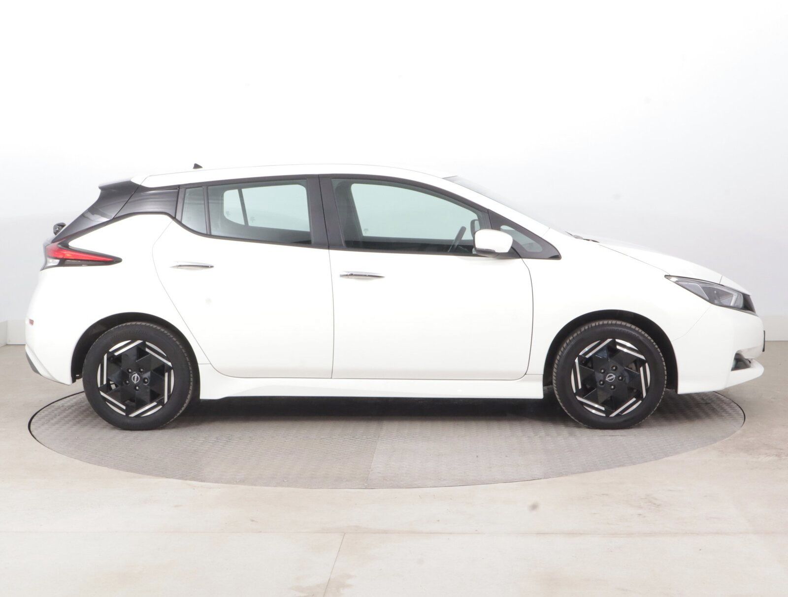 Nissan LEAF, 40 kWh, SoH 91%, Automat - fotka 6