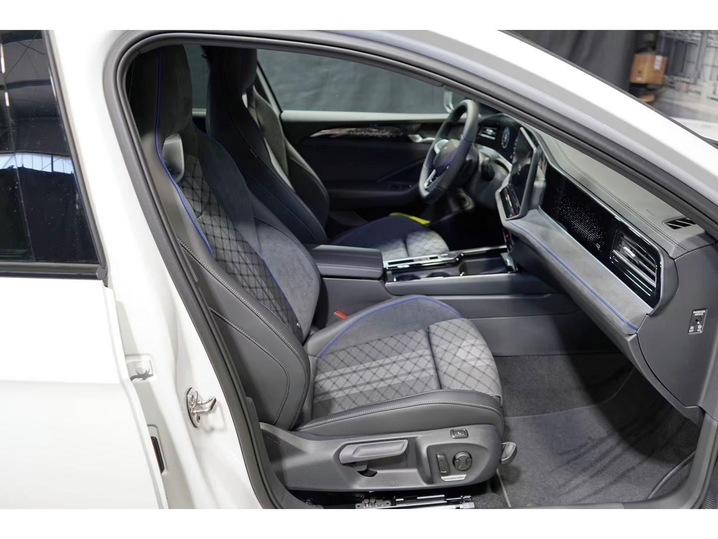 Volkswagen Passat Variant, 2.0 TDI DSG R-Line*Kamera* - fotka 6