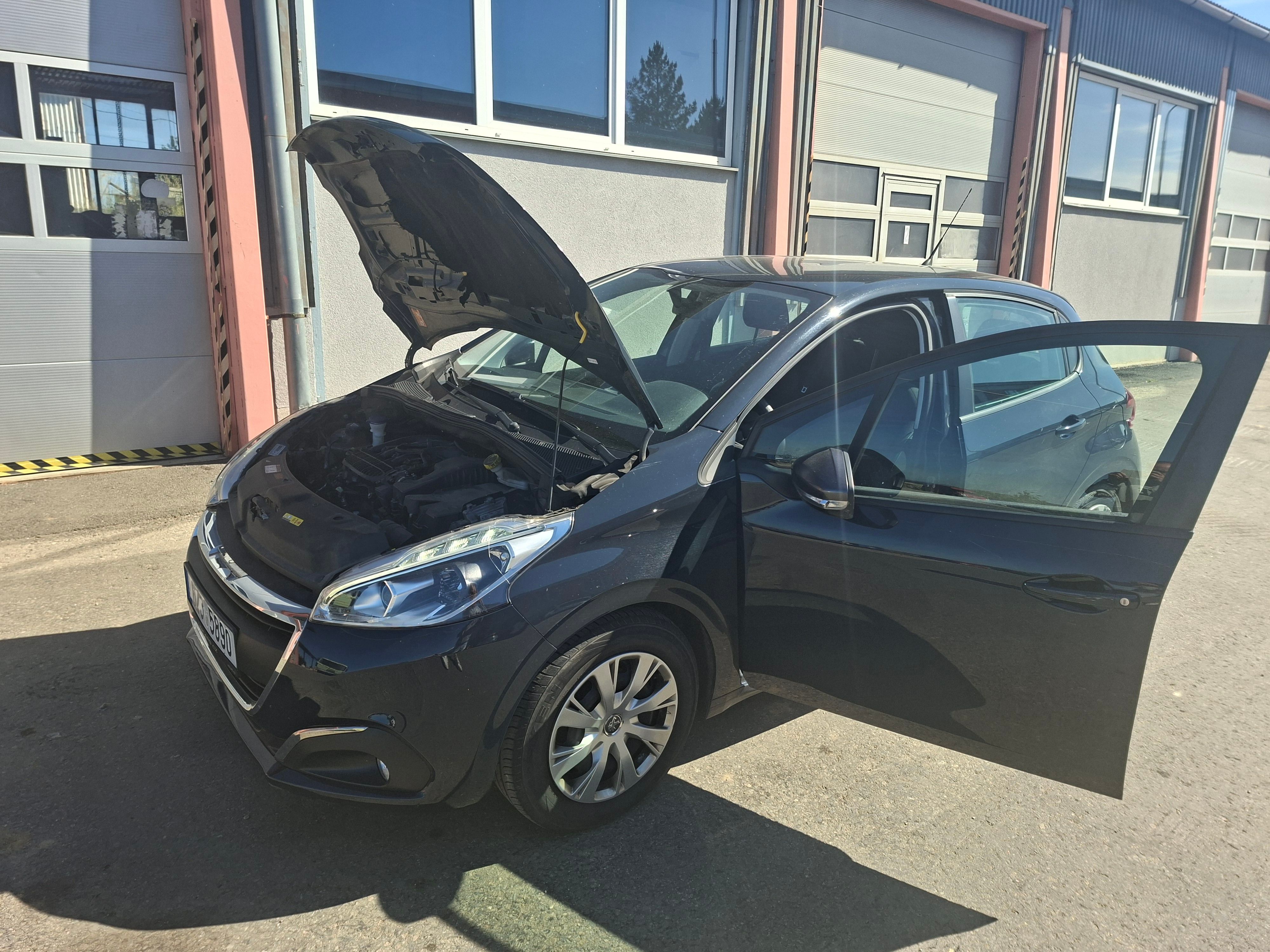 Peugeot 208, Peugeot 208 1,2 61kW 1.majitel - fotka 5