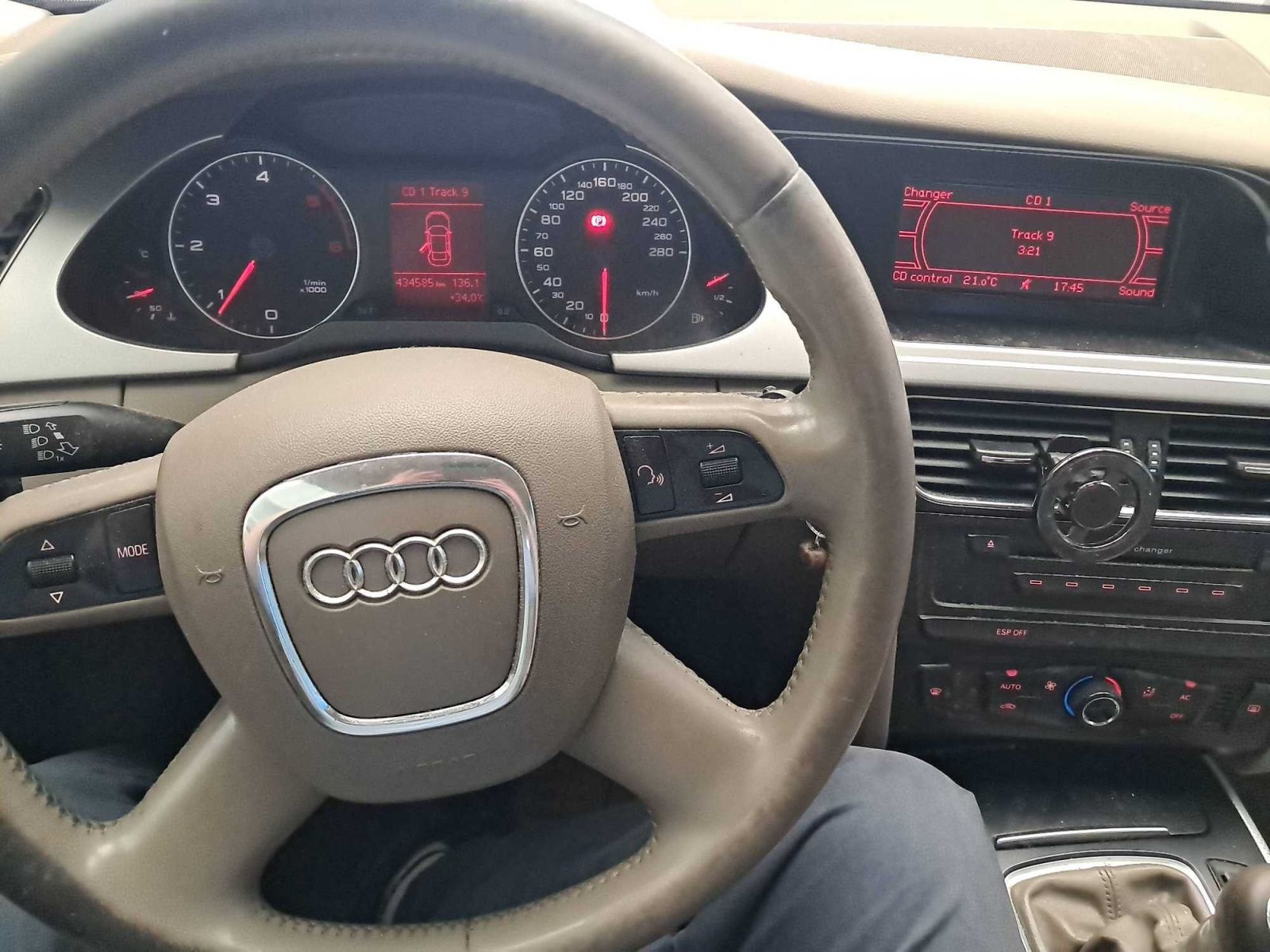 Audi A4, 2.0 TDI, Automatická klima - fotka 3