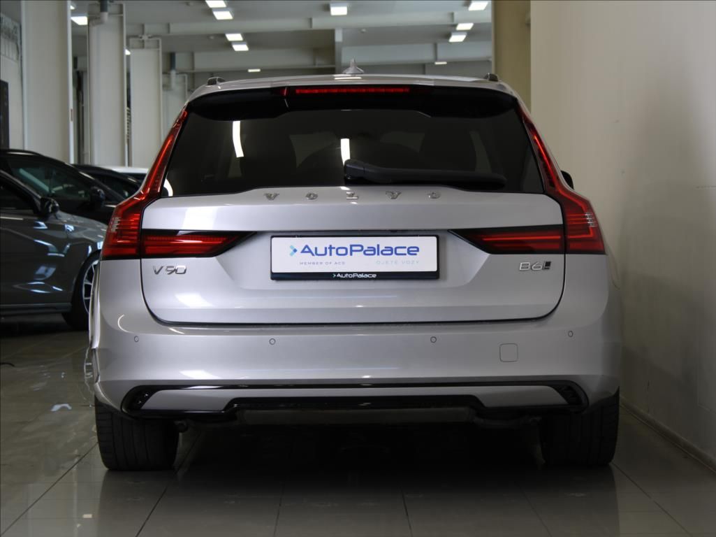Volvo V90, 2,0 B6 AWD Ultimate Dark B&W - fotka 4
