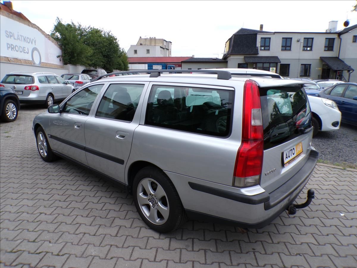 Volvo V70, 2,4 D5  TAŽNÉ ZAŘÍZENÍ,XENONY - fotka 4