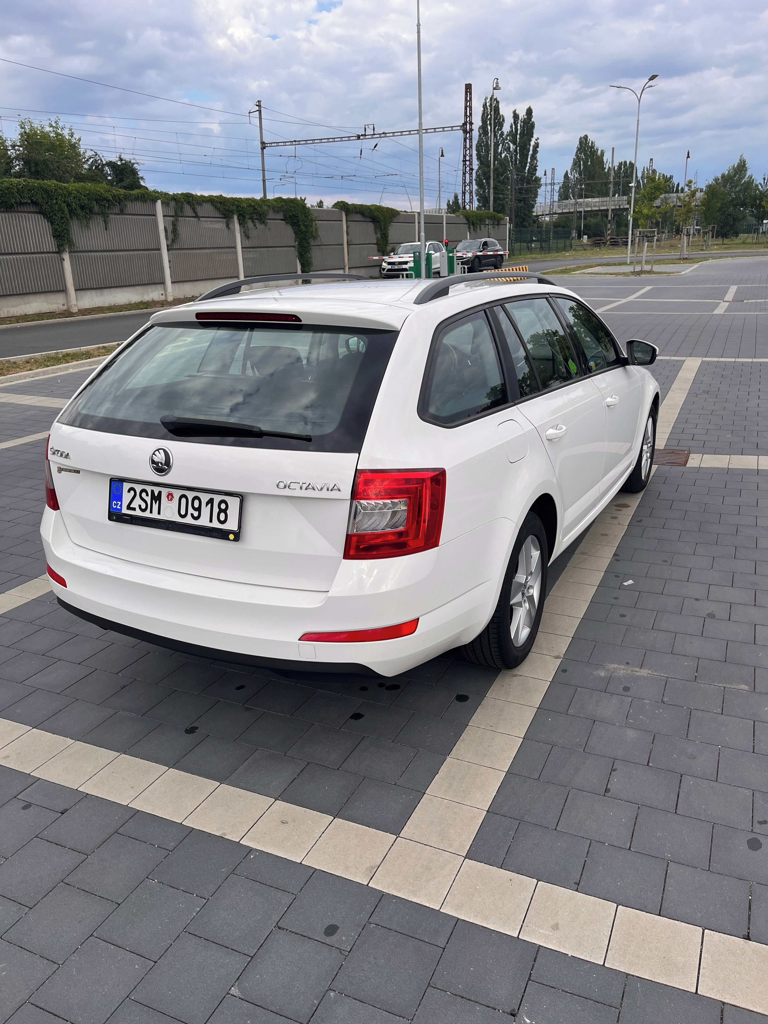 Škoda Octavia, 1,4 Tsi servisováno - fotka 3