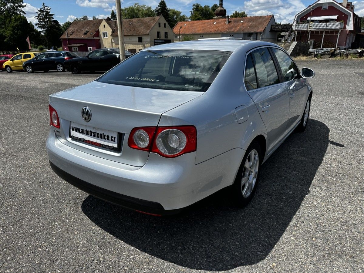 Volkswagen Jetta, 1,6 MPI-KLIMA-MÁLO KM - CEBIA - fotka 5