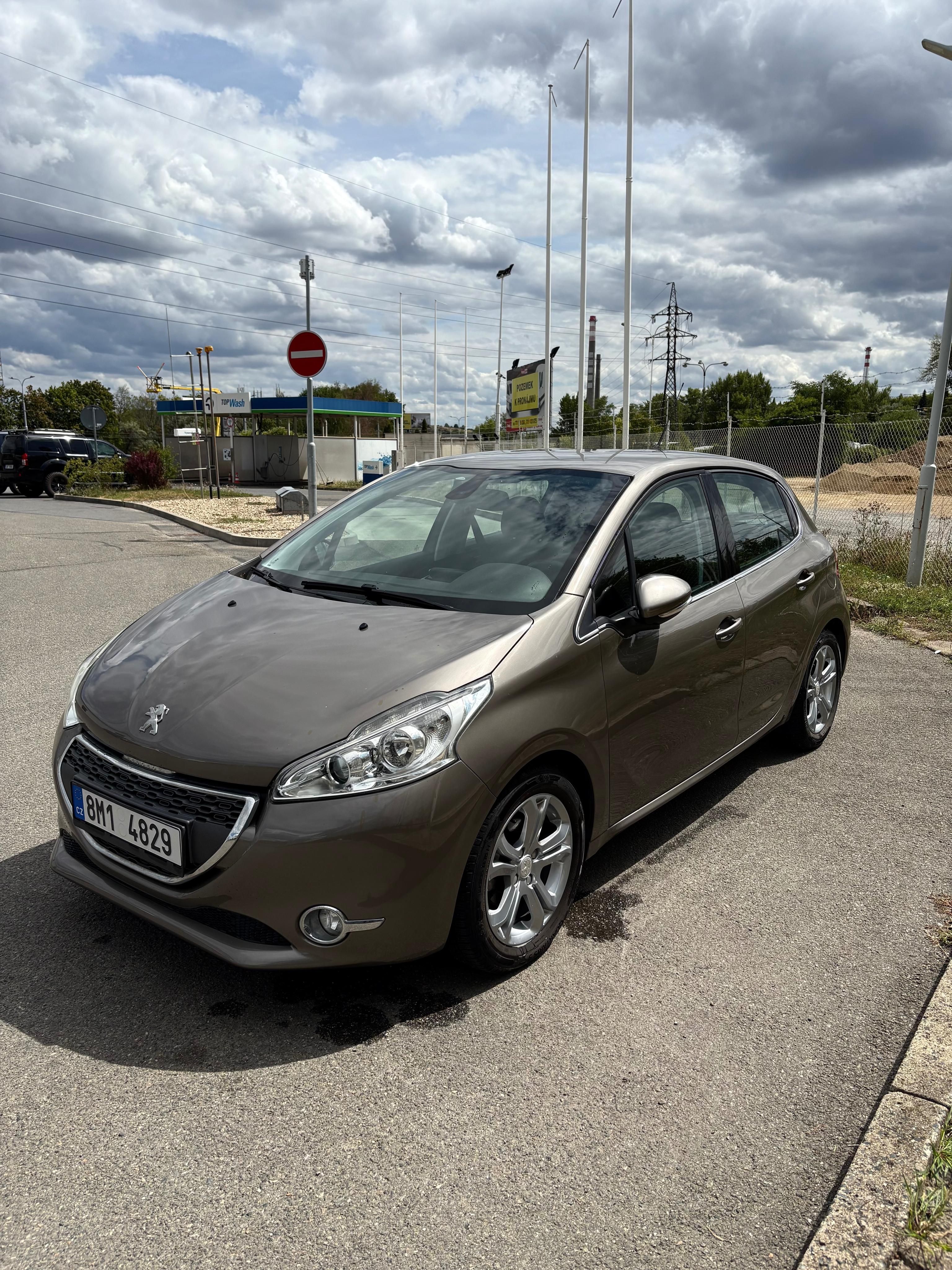 Peugeot 208, 1.2VTi 60kW+SERVISKA+PĚKNÉ - fotka 4