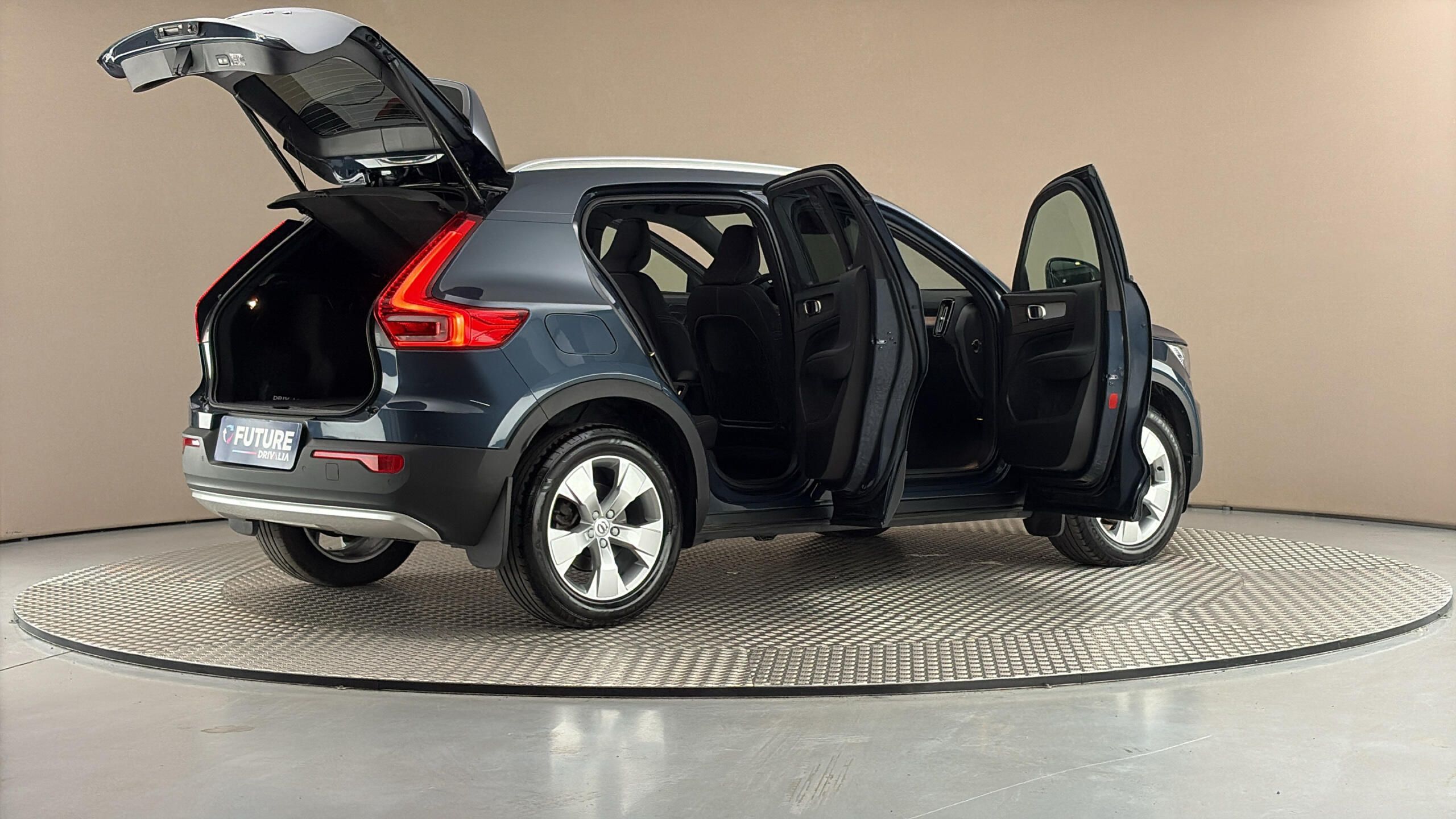 Volvo XC40, 2.0 B4 AUT AWD Momentum Pro - fotka 6