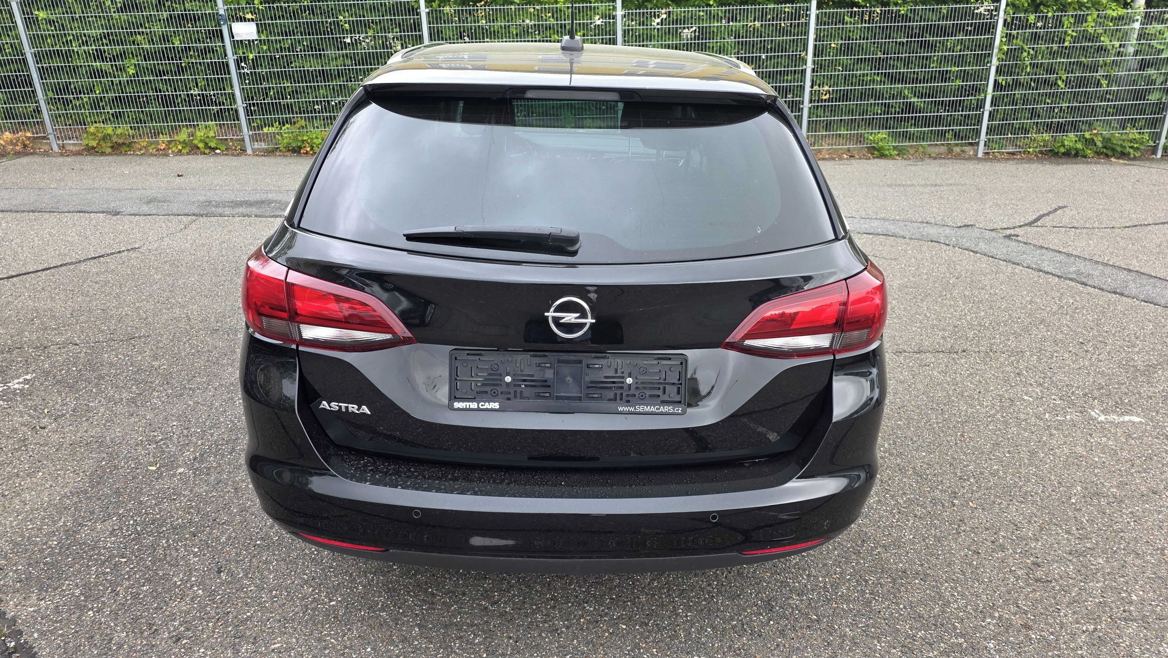 Opel Astra, Sport Tourer 1.2i Turbo 81 kW - fotka 6