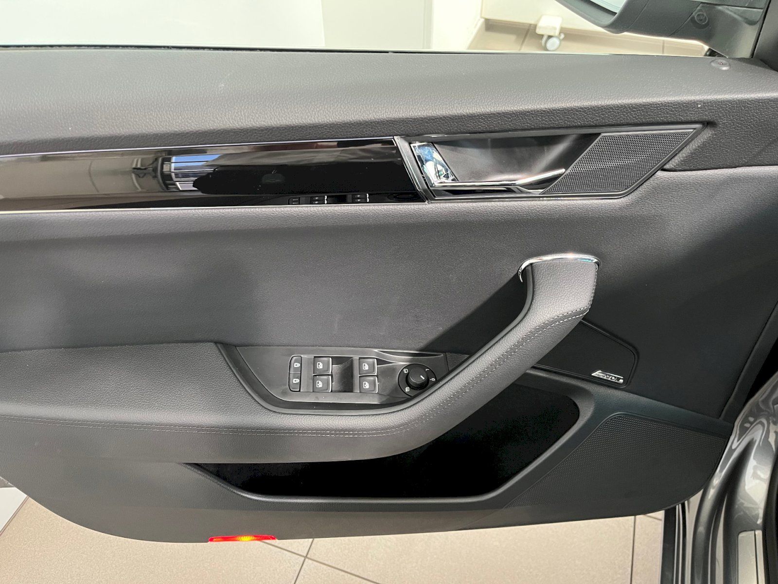 Škoda Superb, 2.0 TDI 140 kW A7A 4x4 L&K - fotka 6