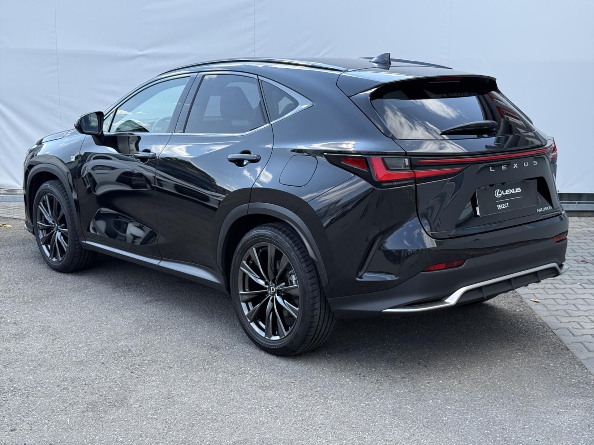 Lexus NX 350h, 2,5 F-sport, 4x4 - fotka 4