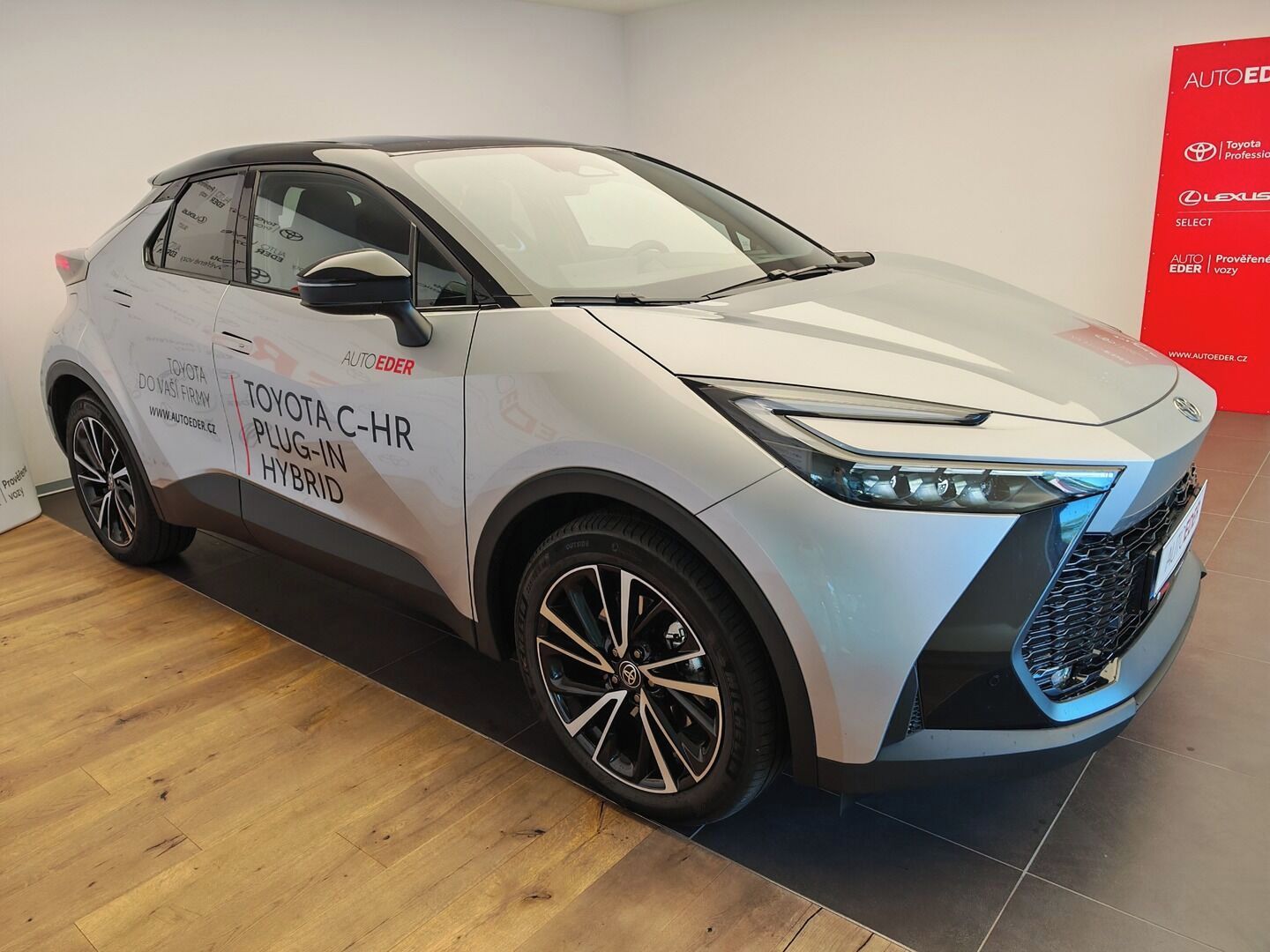 Toyota C-HR, 2.0 Plug - in Hybrid ( 220k ) - fotka 3