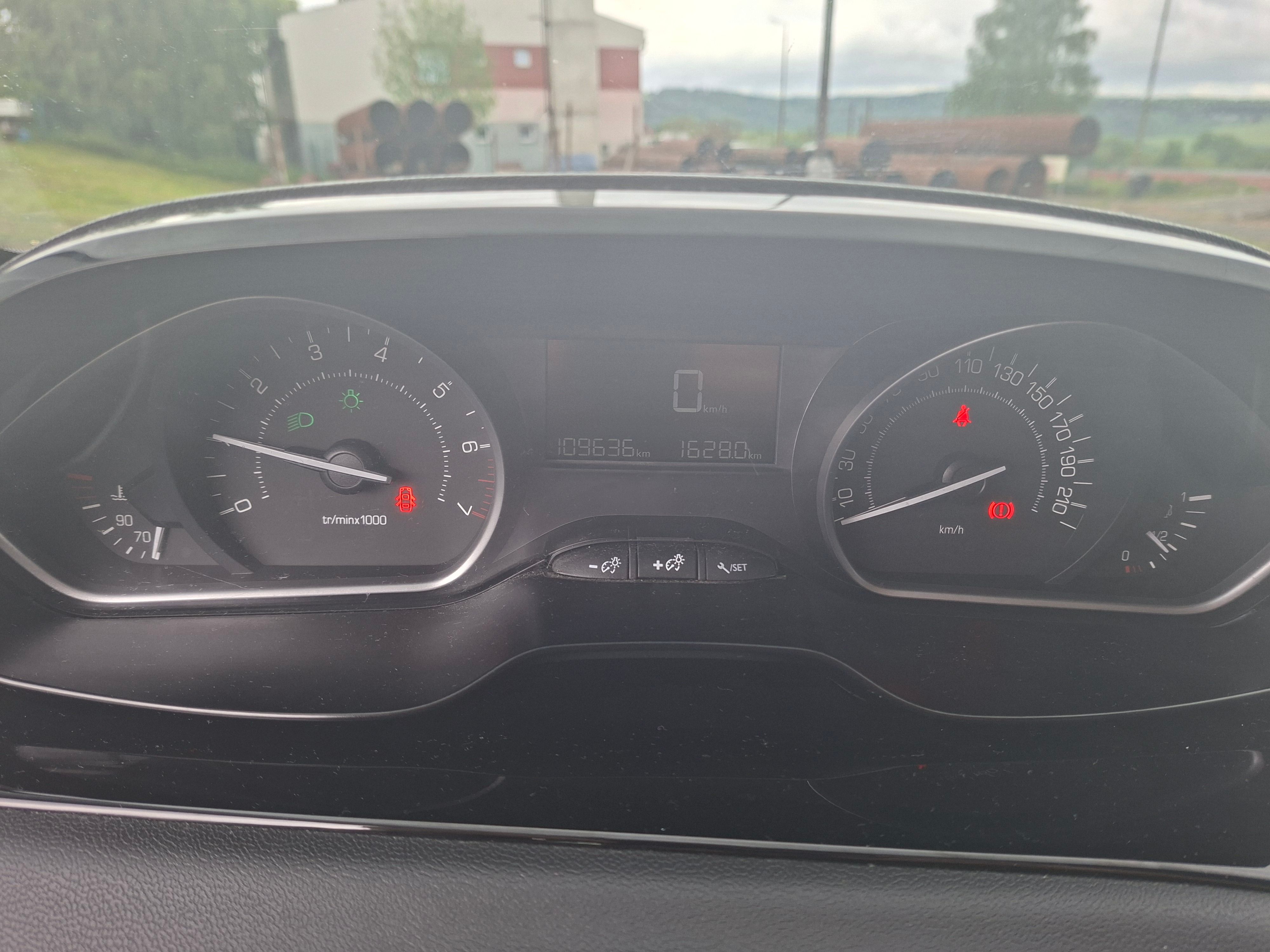 Peugeot 208, Peugeot 208 1,2 61kW 1.majitel - fotka 2