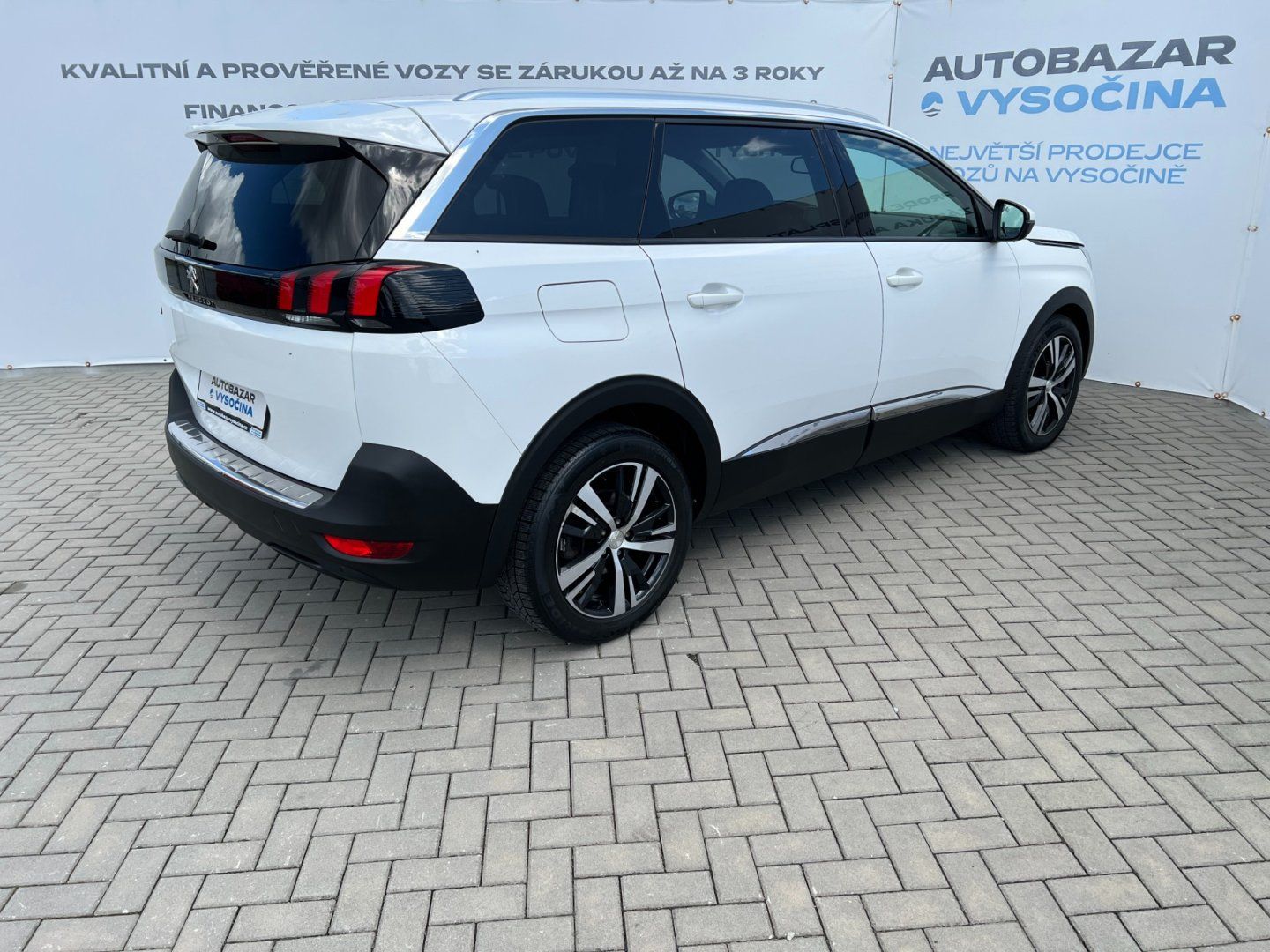 Peugeot 5008, 1.2PT 96kW A/T! 7míst! Allure! - fotka 4