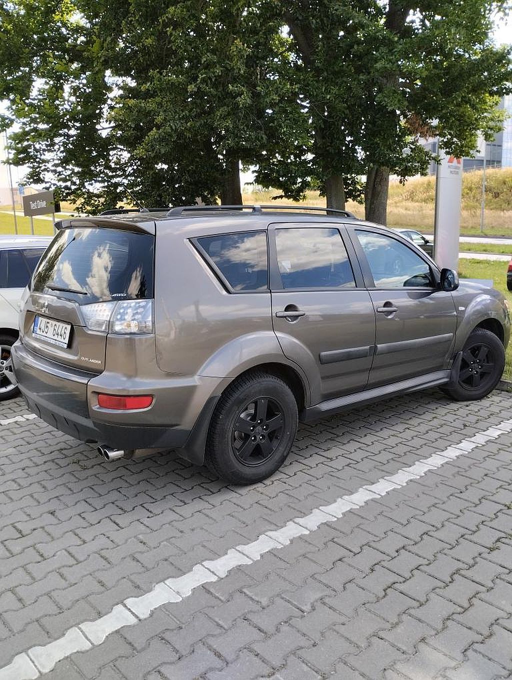 Mitsubishi Outlander, 2.2 DI-D INVITE 4WD - fotka 2