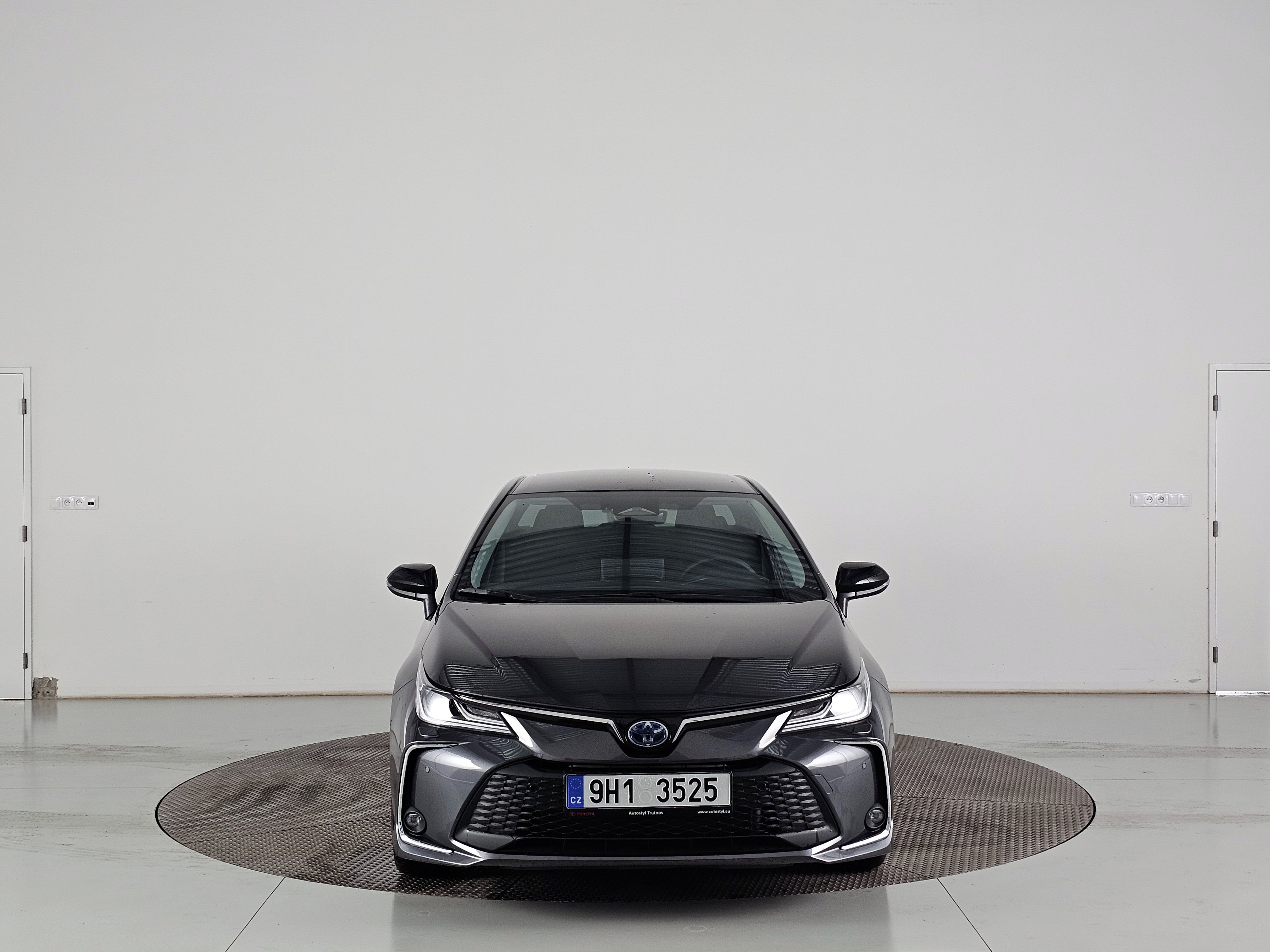 Toyota Corolla, 1.8 HEV 140k Style + tažné - fotka 2
