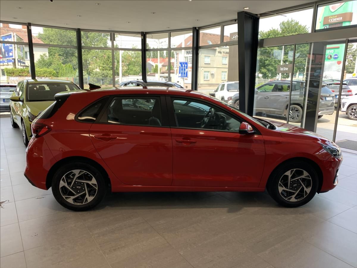 Hyundai i30, 1,5 i 70kW MT Comfort alu 16" - fotka 4