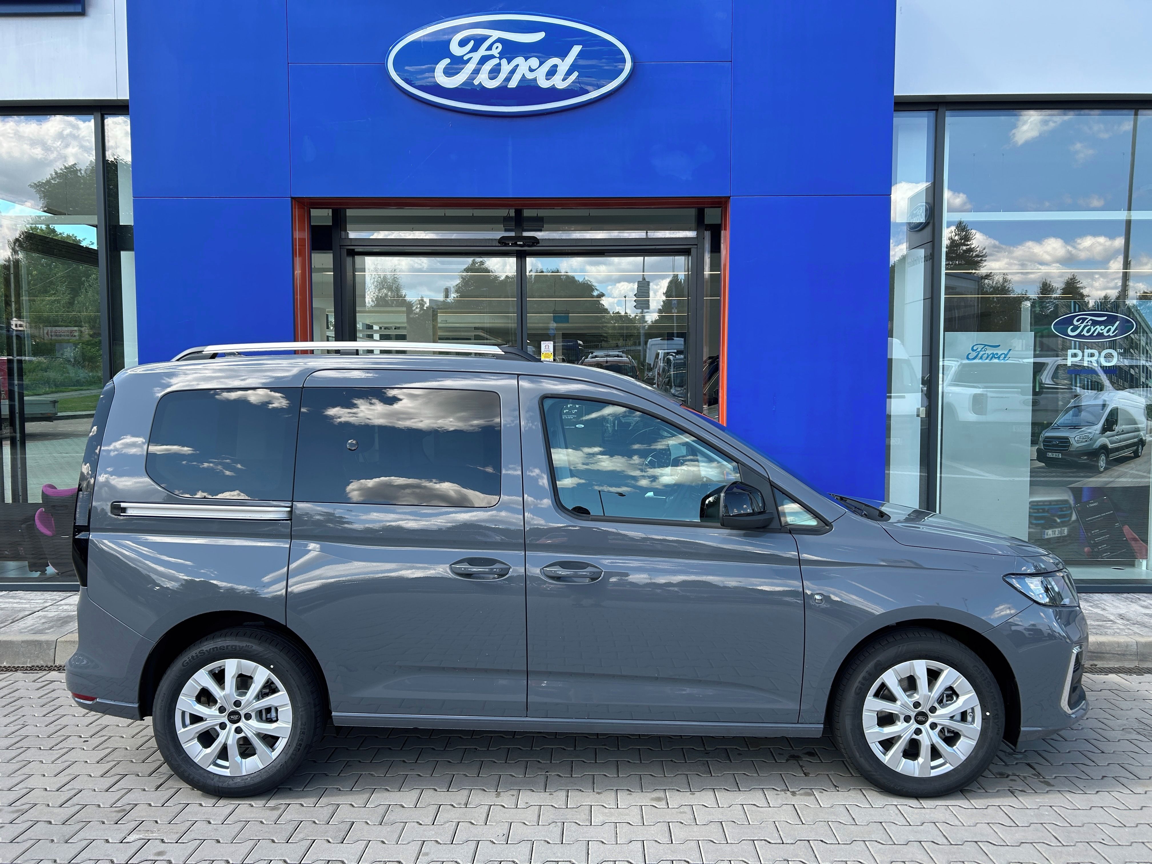 Ford Tourneo Connect, 1.5 Ecoboost 85kW AT Titanium - fotka 3
